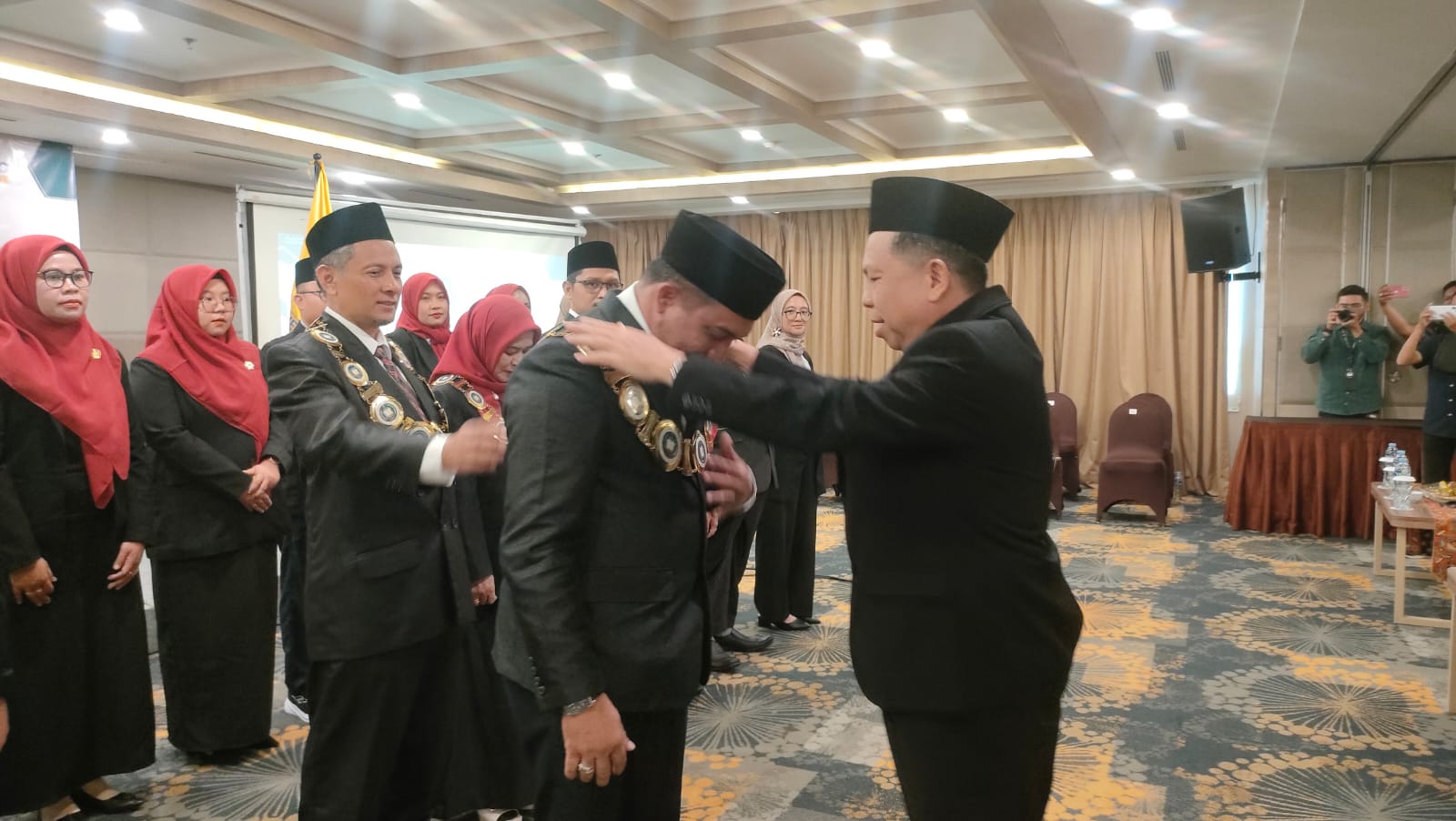 LANTIK - Rektor Uniska Prof Abd Malik saat melantik pejabat struktural Uniska