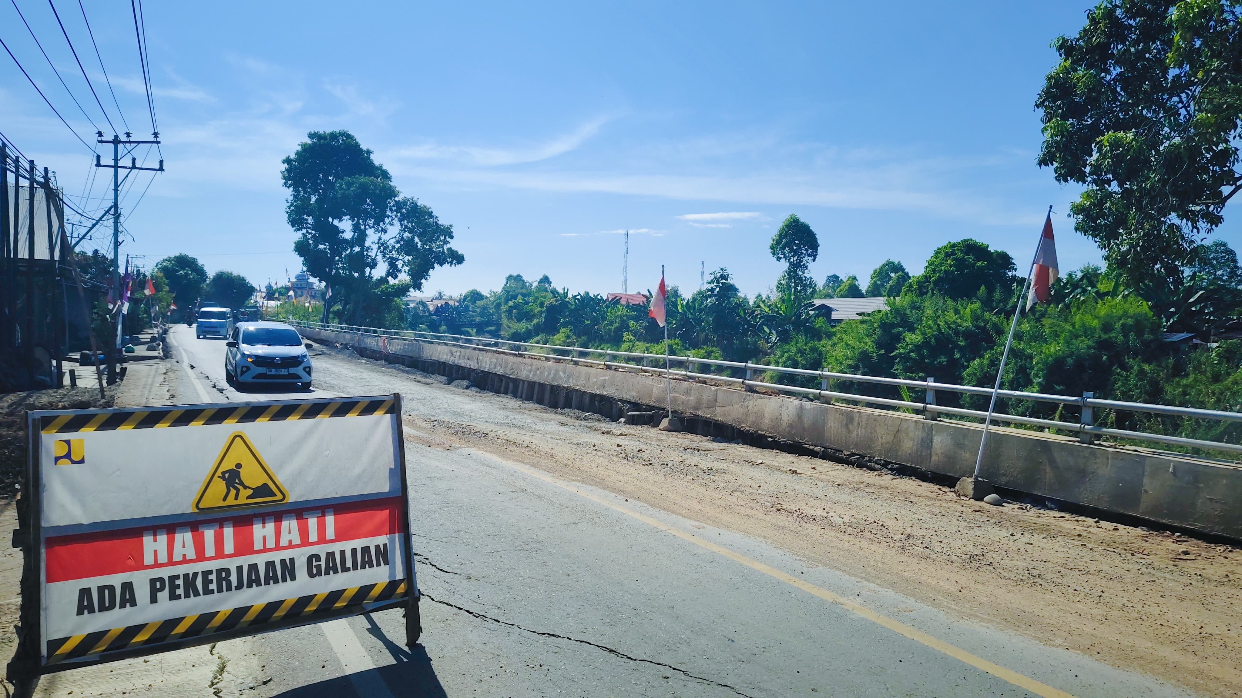 AMBLES: Permukaan Jalan Trans Kalimantan penghubung Amuntai dan Kelua mengalami penurunan. Pengendara mesti berhati-hati ketika melintas.