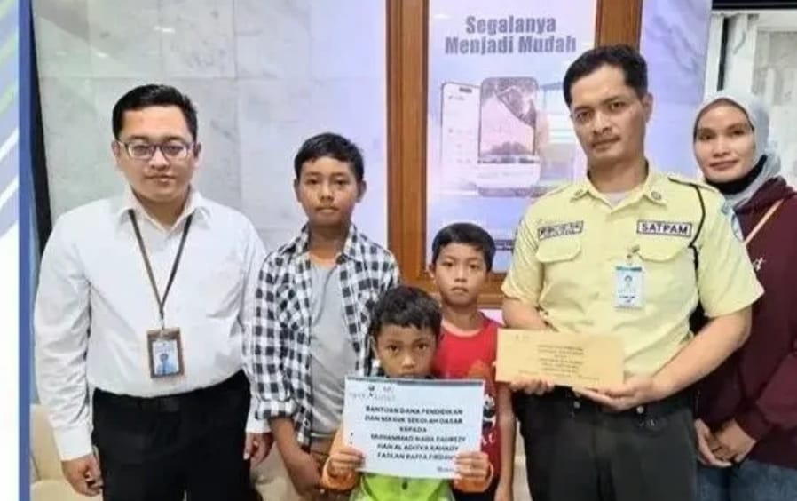 PENDIDIKAN: Anak petugas keamanan Bank Kalsel pun dapat perhatian dari Bank Kalsel