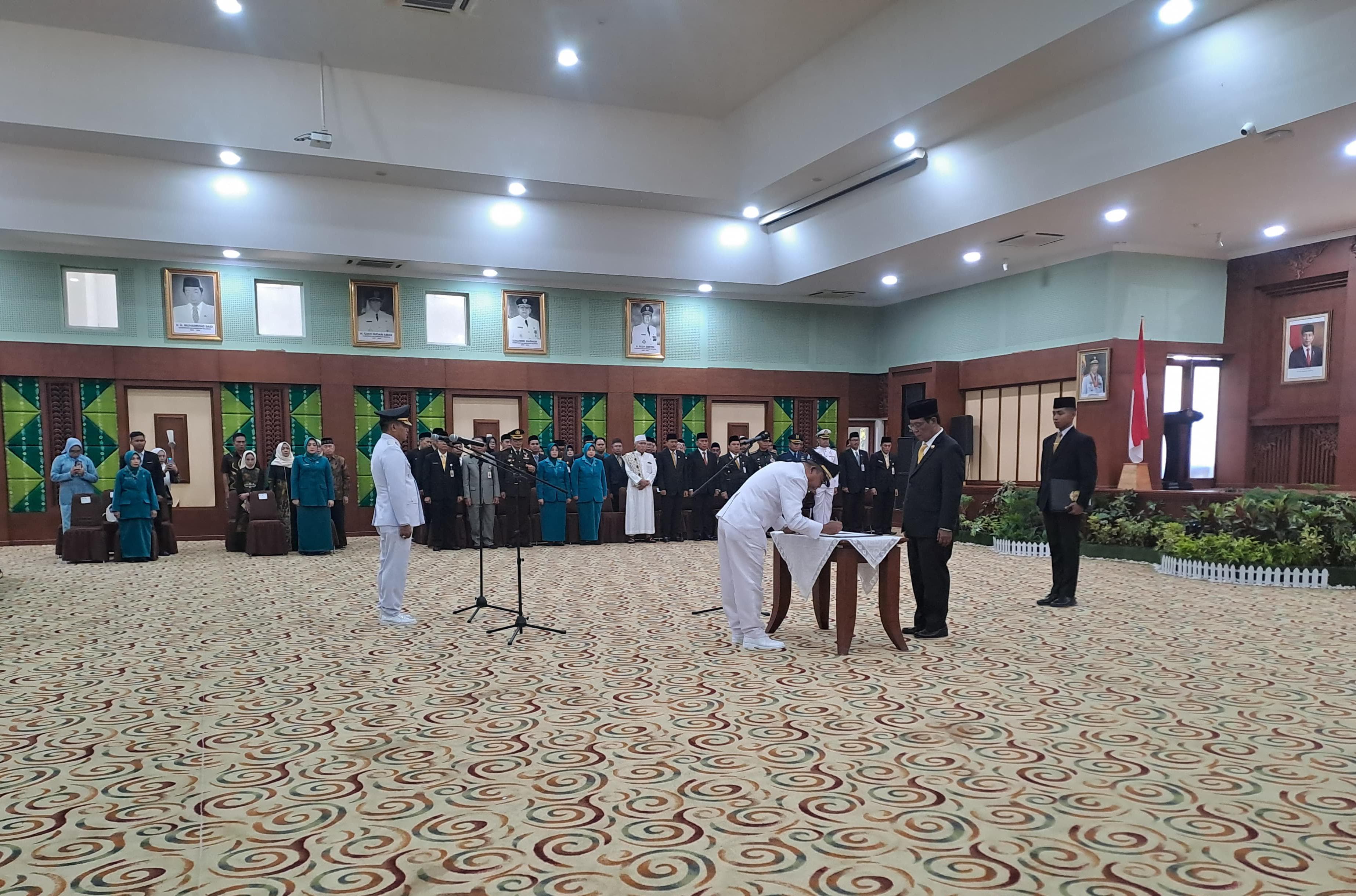 KHUSYUK: Pelantikan Penjabat Bupati yang berlangsung di gedung Idham Chalid Banjarbaru, Minggu (11/8). (SHEILA FARAZELA/RADAR BANJARMASIN)