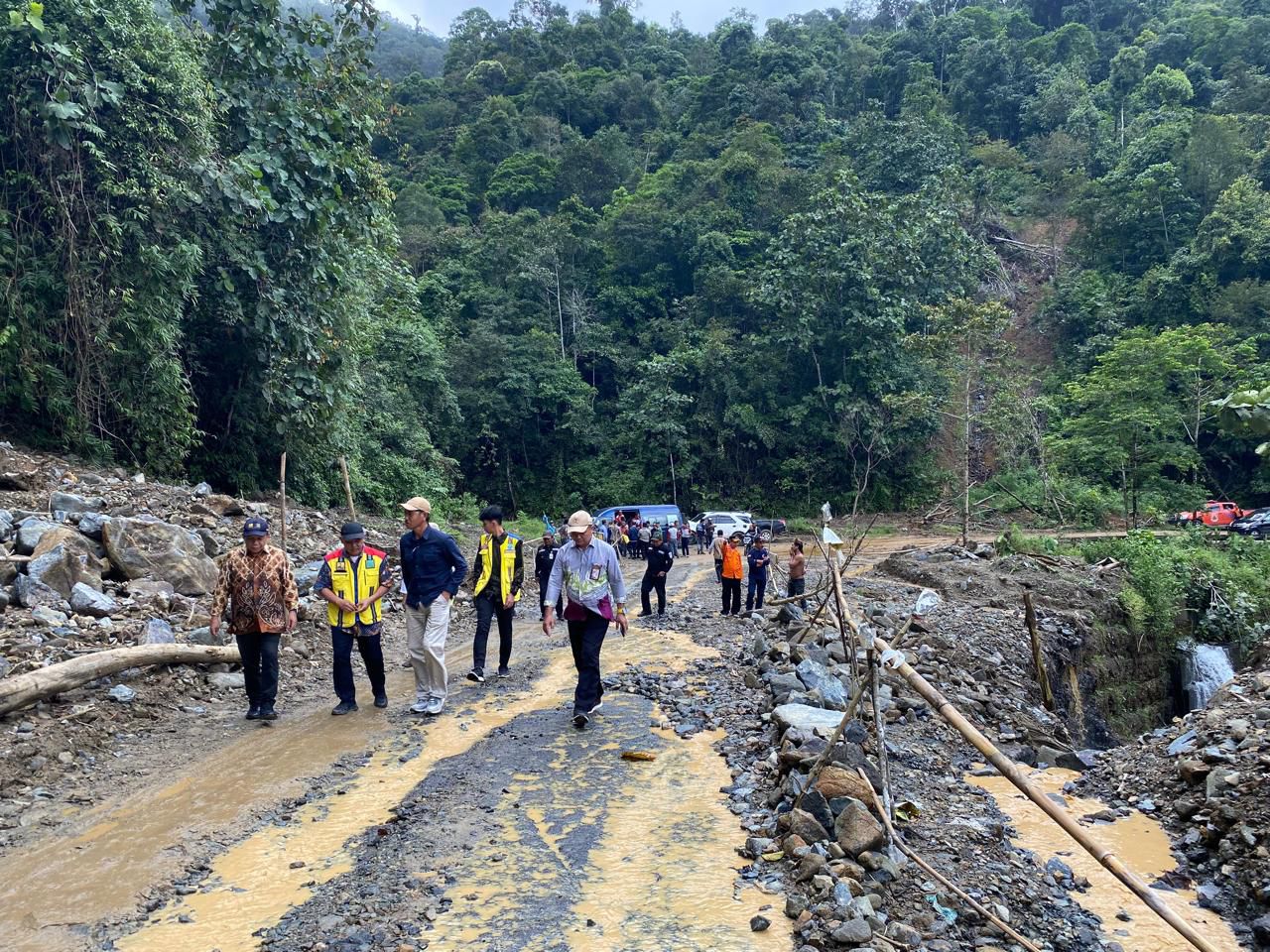 MONITORING: Tim monev meninjau salah satu titik longsor di Jalan Trans Batulicin-Kandangan, Desa Emil Baru, Kecamatan Mantewe, Tanah Bumbu. (BPBD Tanah Bumbu untuk Radar Banjarmasin)