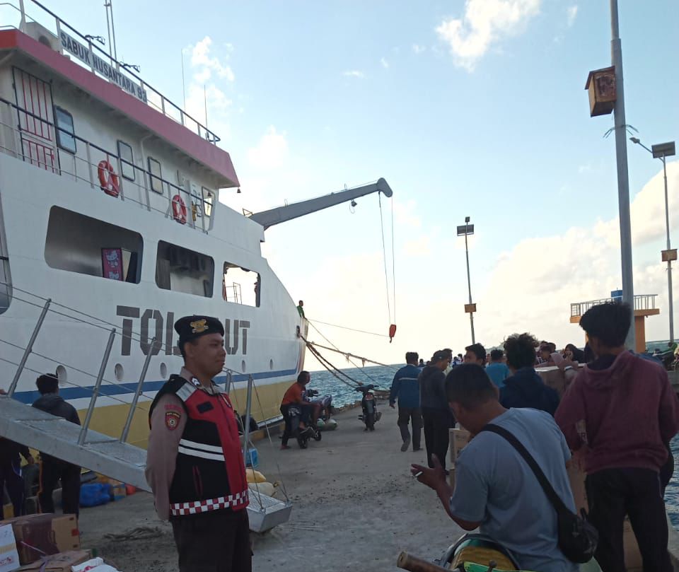 PENGECEKAN:Kedatangan KM Perintis Sabuk Nusantara (Sanus) 93 di Pelabuhan Marabatuan Desa Tanjung Nyiur, Kecamatan Pulau Sembilan, Minggu, (11/8/2024) pagi.(Foto:Humas Polres untuk Radar Banjarmasin)