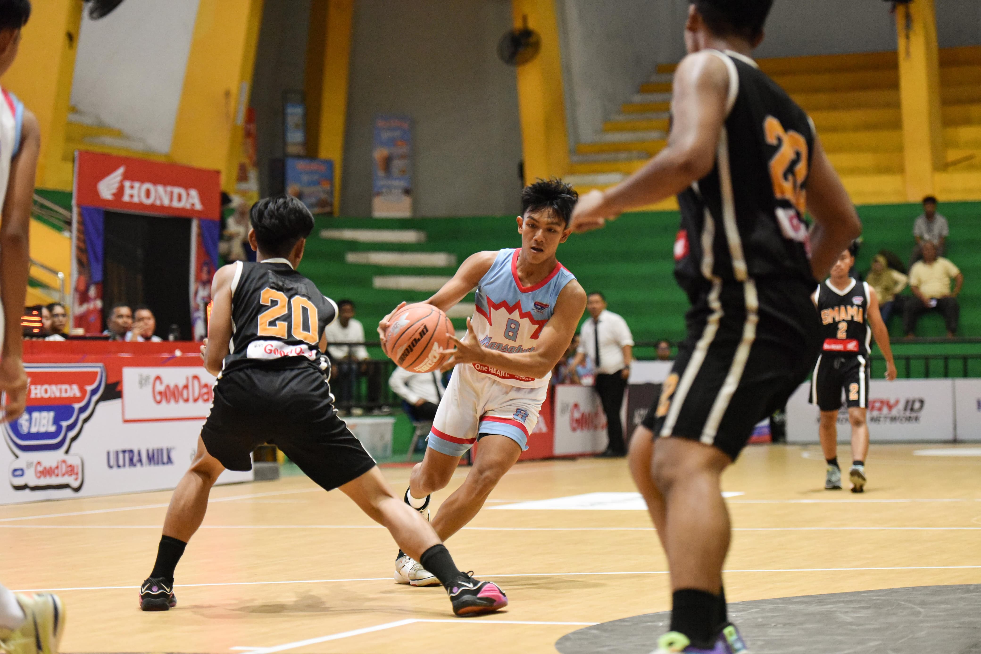 SERU:Pertandingan Mansahute vs Smamar di Honda DBL with Kopi Good Day 2024 South Kalimantan di GOR Hasanuddin HM, Banjarmasin, Minggu (11/8/2024).(Foto:M Idris Jian Sidik/Radar Banjarmasin)