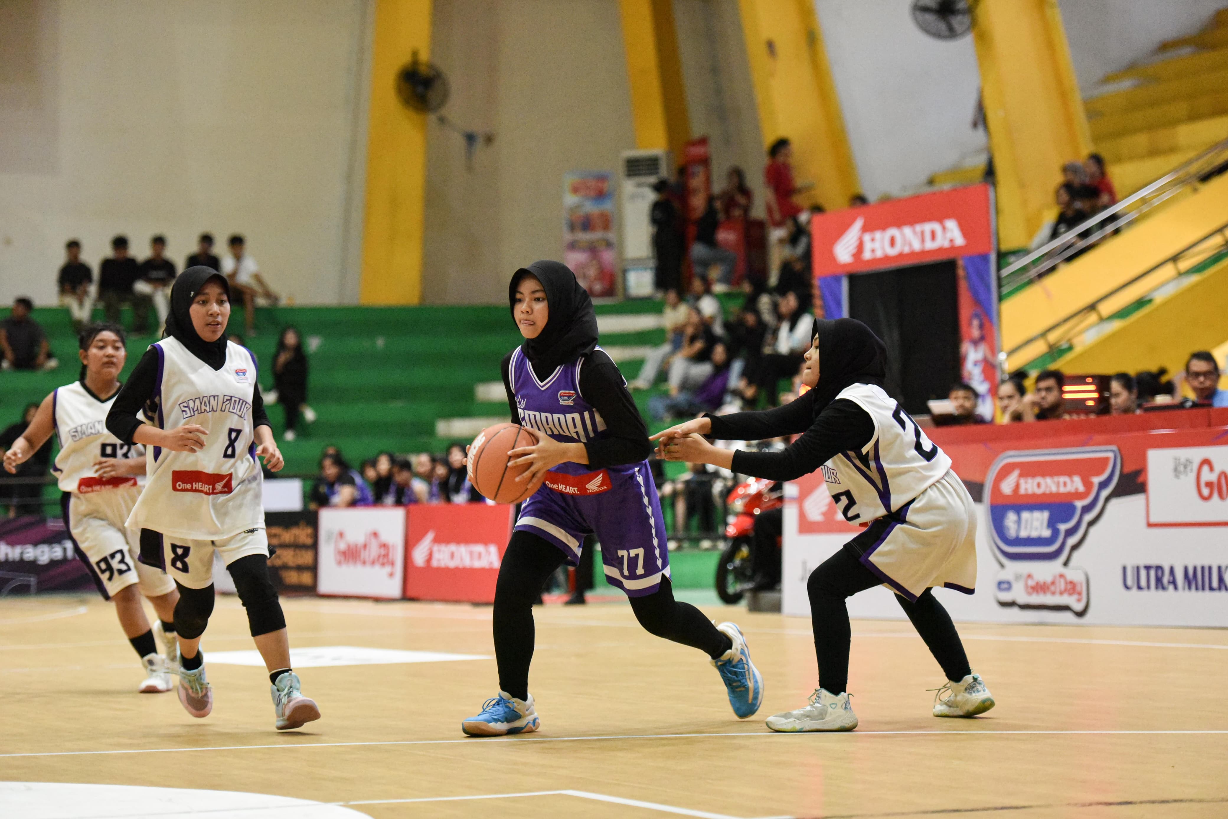 DERBI IDAMAN:Suasana pertandingan Smada Banjarbaru vs Smapat Banjarbaru di round 1 Honda DBL with Kopi Good Day 2024 South Kalimantan, Minggu (11/8/2024).(Foto:M Idris Jian Sidik/Radar Banjarmasin)
