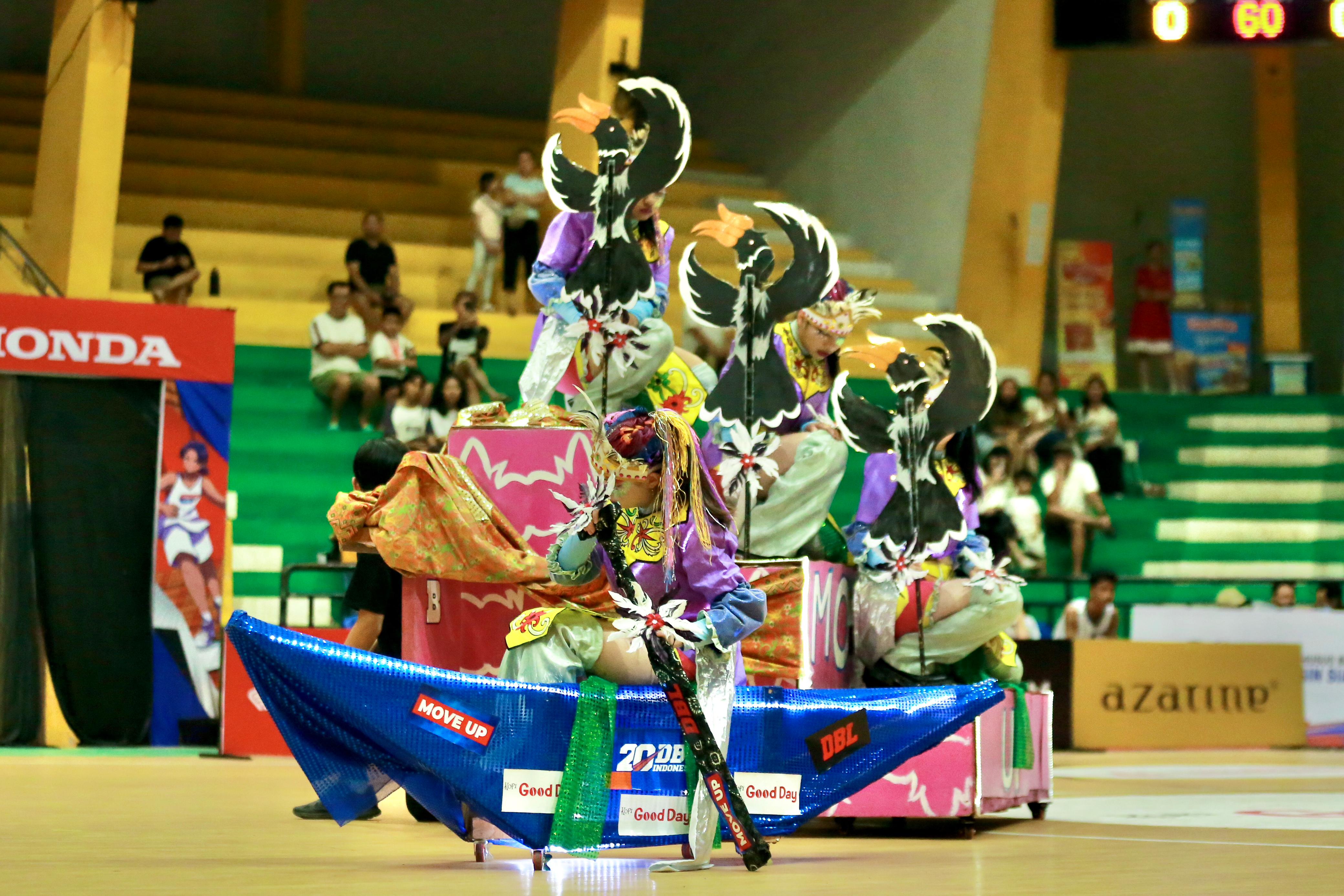ENERJIK:Kanaan Dancer tampil energik pada DBL Dance Competition 2024.(foto:M Idris Jian Sidik/Radar Banjarmasin)