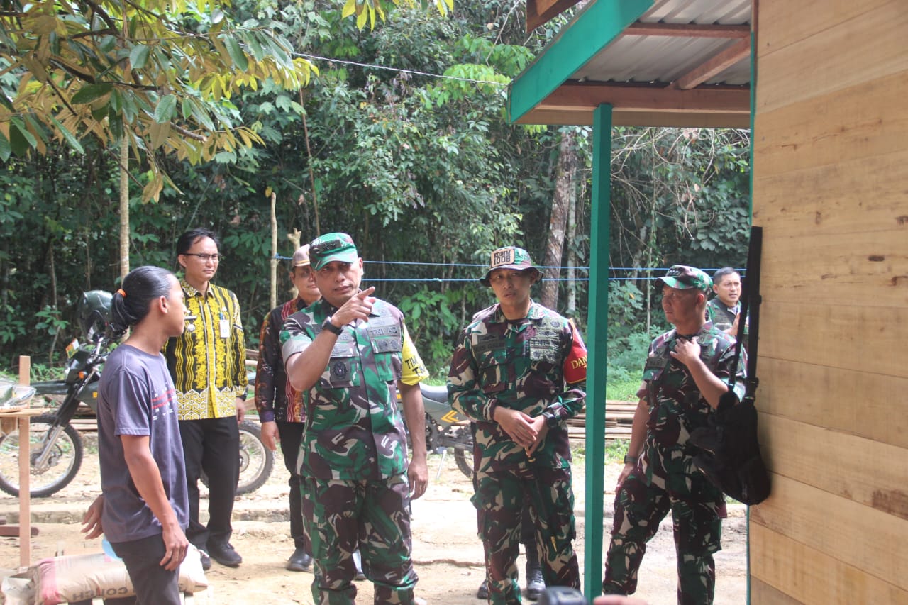BEDAH RUMAH:Ketua Tim Wasev Mabes TNI AD, Mayjen TNI Jonathan Binsar Parluhutan meninjau rumah warga yang direhab Satgas TMMD ke 121 di Desa Kasiau Raya.