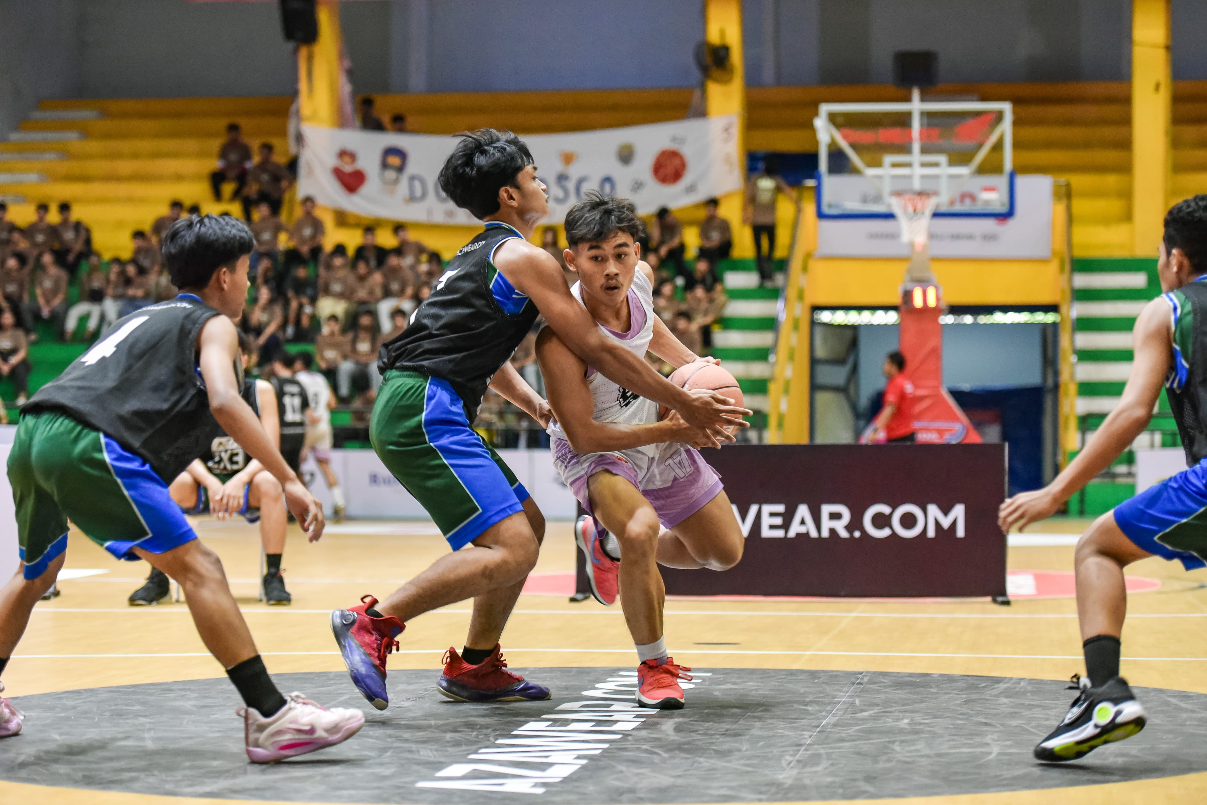 ADU SKILL:Pertandingan 3X3 AZA Competition Honda DBL with Kopi Good Day 2024 South Kalimantan di GOR Hasanudin HM Banjarmasin, Senin (12/8/2024).(Foto:M Idris Jian Sidik/Radar Banjarmasin)