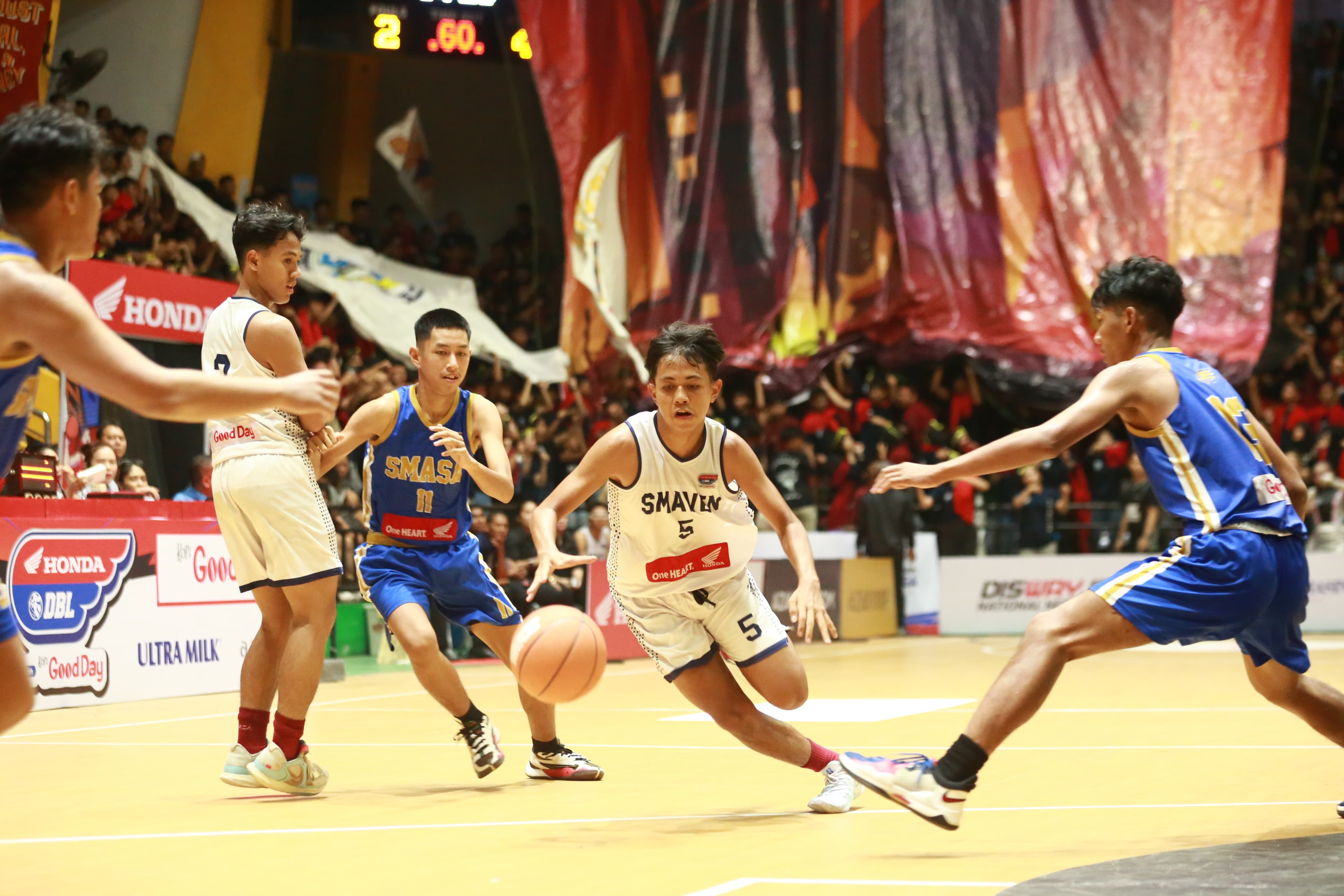 KETAT:Tim basket Smaven (putih) menekuk Smasa di babak penyisihan Honda DBL with Kopi Good Day 2024 South Kalimantan, Senin (12/8/2024) malam.(Foto:M Idris Jian Sidik/Radar Banjarmasin)