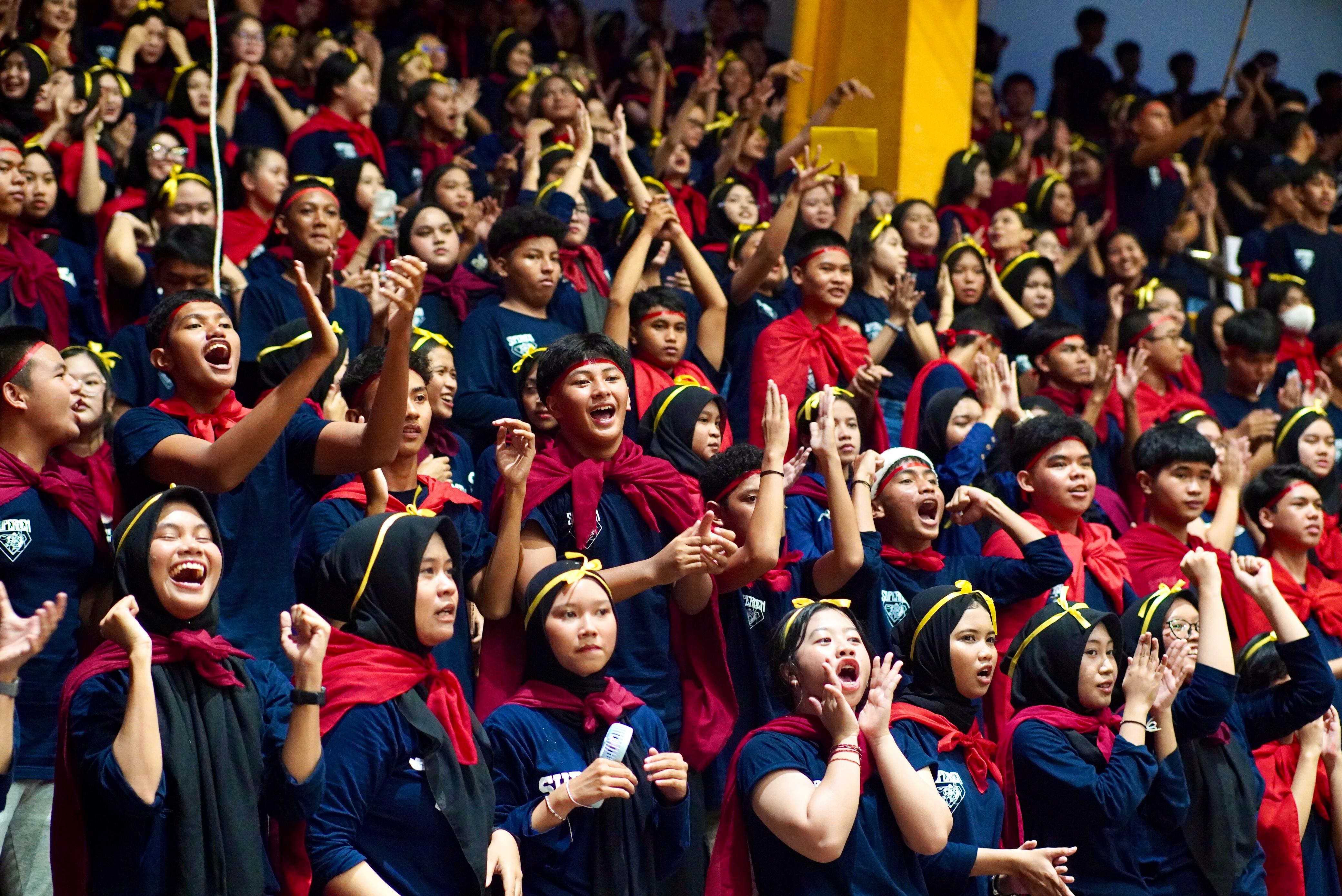 BERAPI-API:Supporter Smaven Banjarmasin, Supermen bersemangat hingga detik terakhir, Senin (12/8/2024).(foto:M Idris Jian Sidik/Radar Banjarmasin)