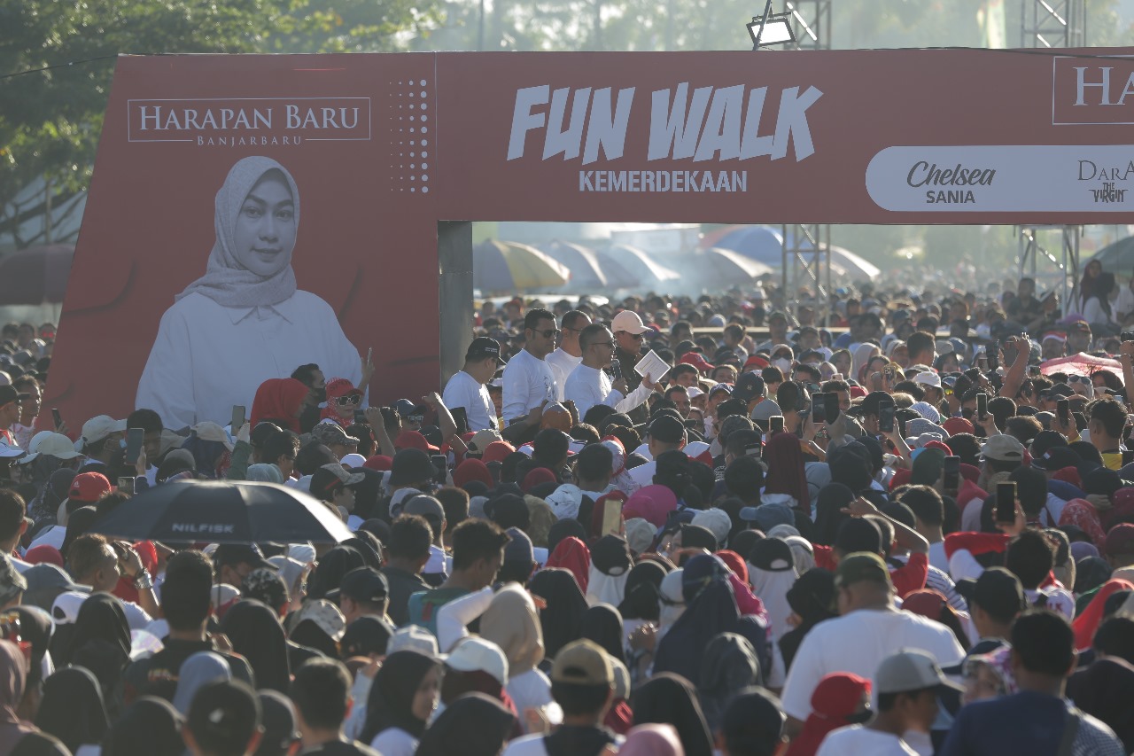 RAMAI: Suasana Fun Walk Kemerdekaan RI, persembahan Hj Erna Lisa Halaby, Minggu (11/8/2024) pagi di kawasan kantor Gubernur Kalimantan Selatan (Kalsel) di Banjarbaru.