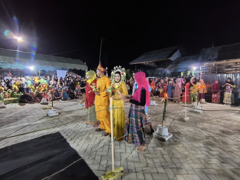 KARASMIN - Seni pertunjukan yang diambil dari kisah tradisi Jalan Liuk. Pertunjukan ini digagas Dewan Kesenian Balangan Selasa (6/8) tadi.