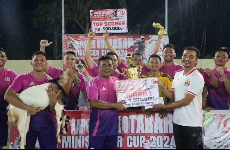 JUARA:Tim Satuan dan Seksi (Sat Sie) Polres Kotabaru yang berhasil juara 1 di Turnamen Mini Soccer Polres Kotabaru.