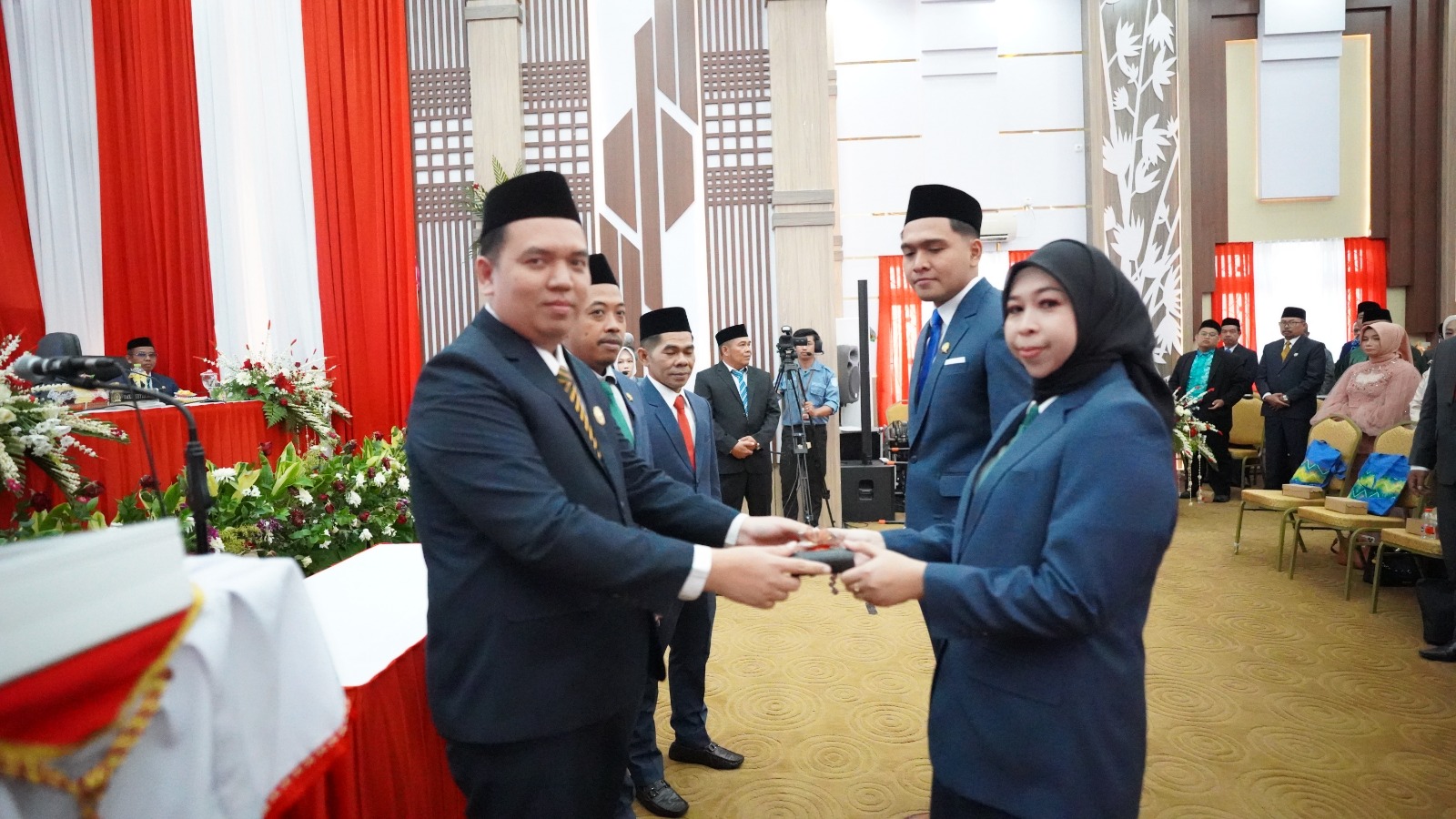 SERAH TERIMA: Penyerahan Pimpinan DPRD Masa Jabatan 2019-2024 Kepada Pimpinan Sementara Masa Jabatan 2024-2029 Secara Simbolis. (DPRD Balangan untuk Radar Banjarmasin)