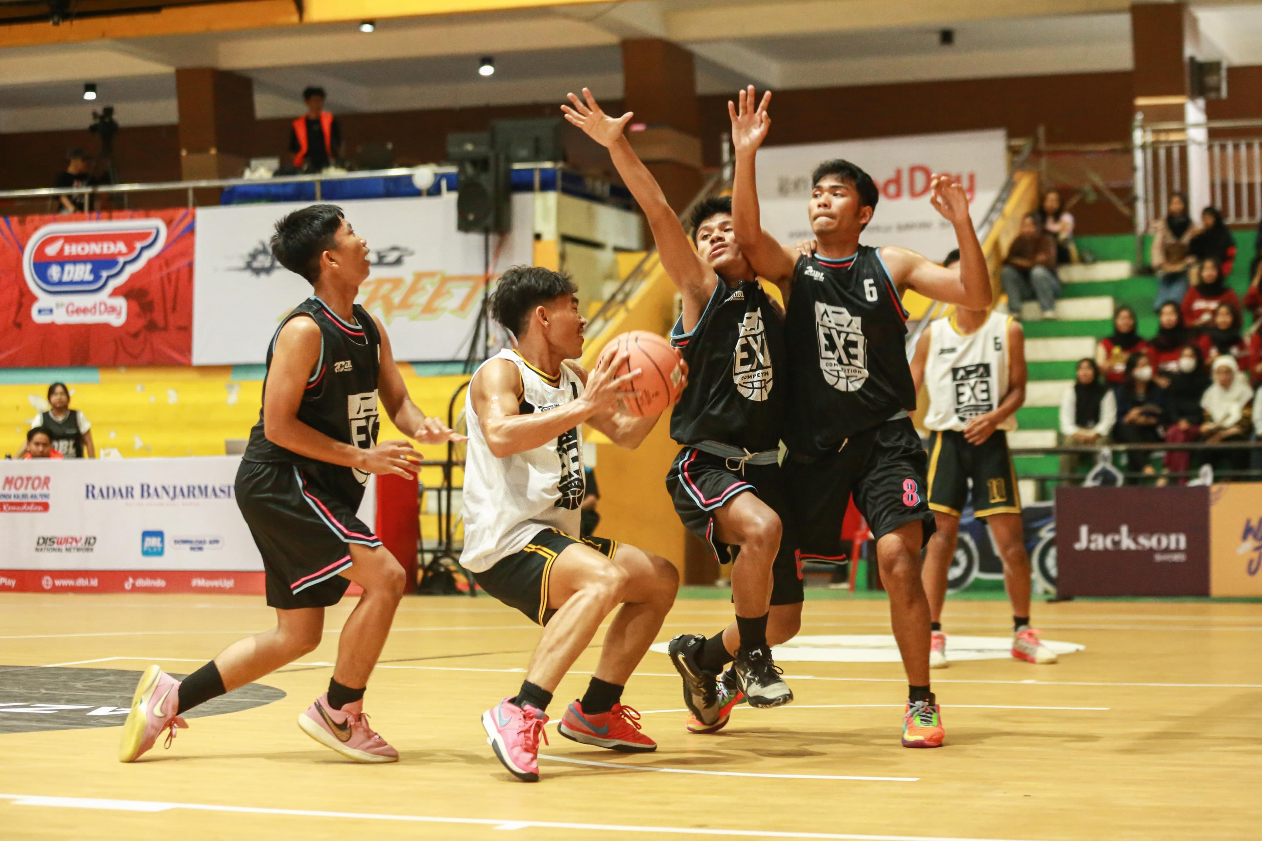 SERU: Suasana pertandingan 3X3 AZA Competition hari keempat Honda DBL with Kopi Good Day 2024 South Kalimantan di GOR Hasanuddin HM, Banjarmasin, Selasa, (13/8/2024) siang. (M Idris Jian Sidik)