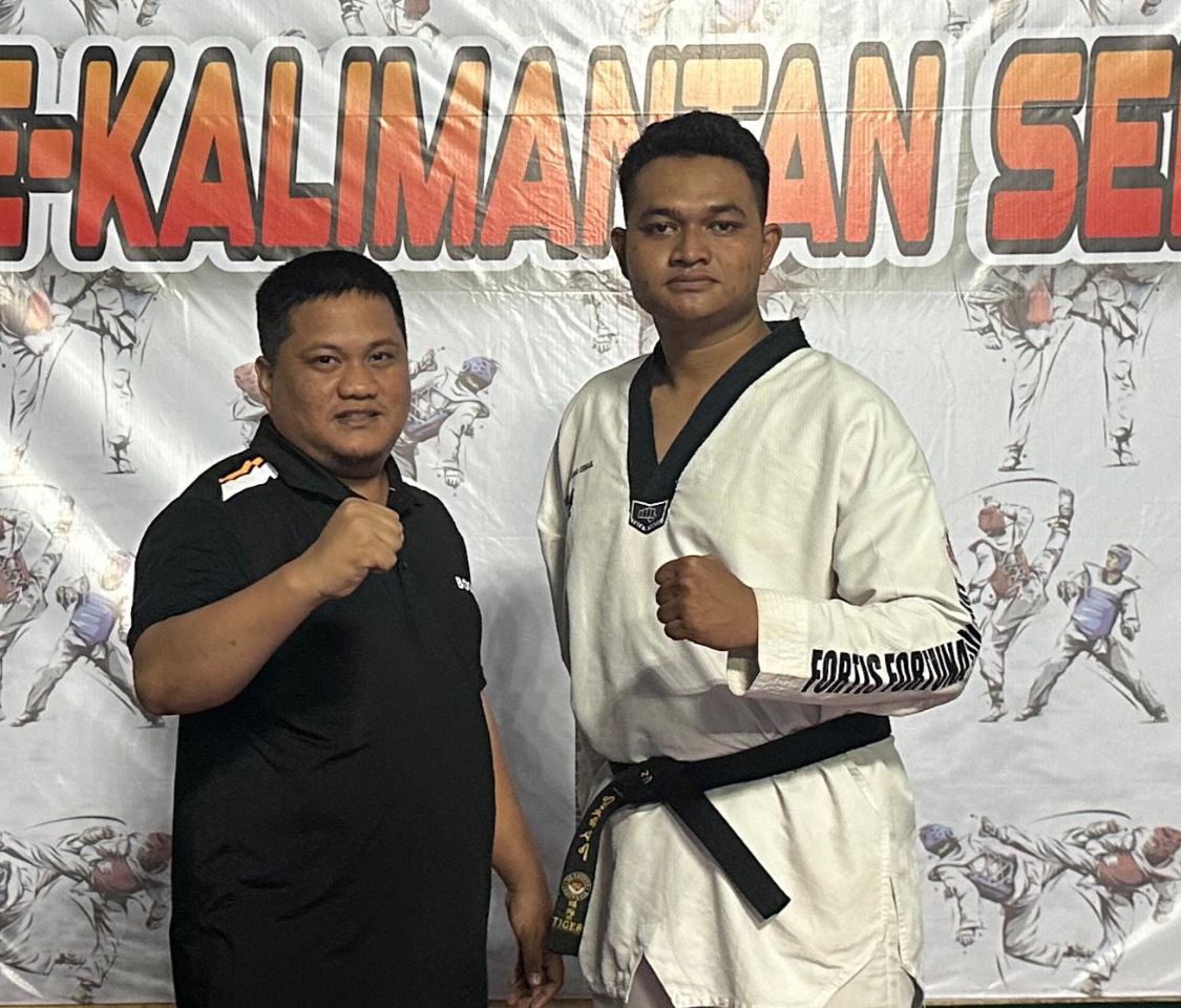 BERPRESTASI: Gelang Maulana Ismail berpose bersama Ketua KNPI Tanah Bumbu, Andi Rustianto.