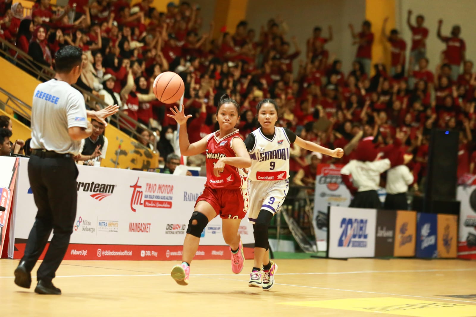 DUEL:Smansa Banjarbaru mengalahkan Smada Banjarbaru dalam llanjutan Honda DBL with Kopi Good Day 2024 South Kalimantan di GOR Hasanudin HM Banjarmasin, Selasa (13/8/2024).(Foto:M Idris Jian Sidik)