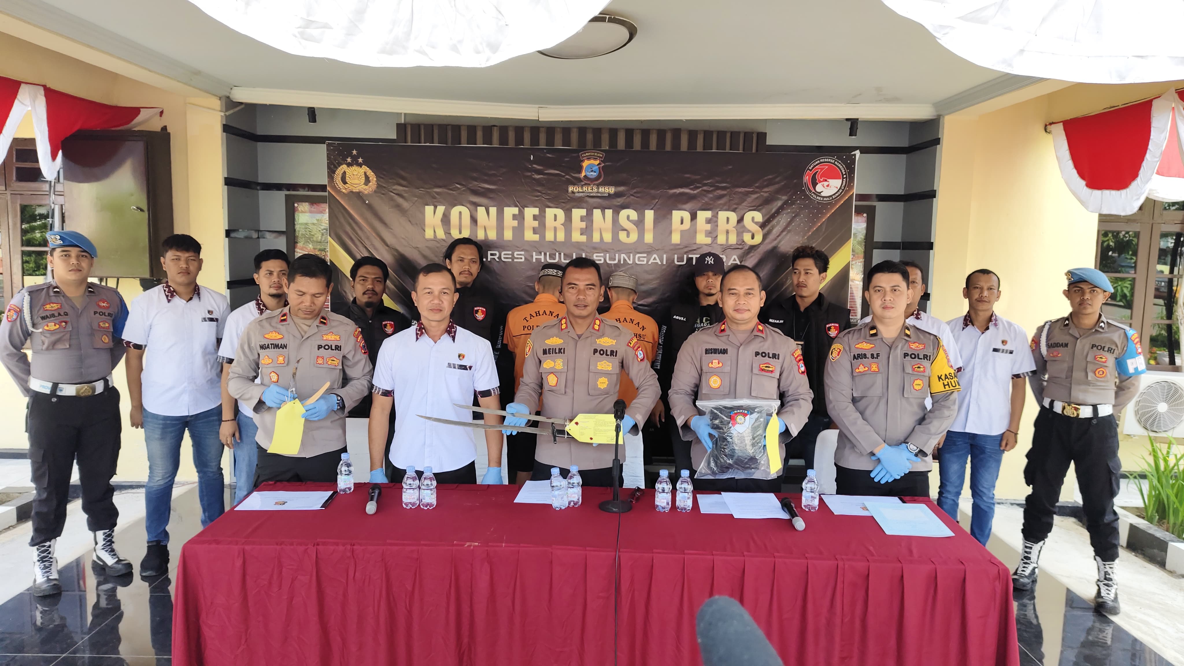 BARANG BUKTI:Kapolres HSU, AKBP Meilki Bharata memperlihatkan parang kasus penganiayaan dalam jumpa pers di Mapolres HSU, Selasa (13/8/2024).(Foto:M Akbar/Radar Banjarmasin)