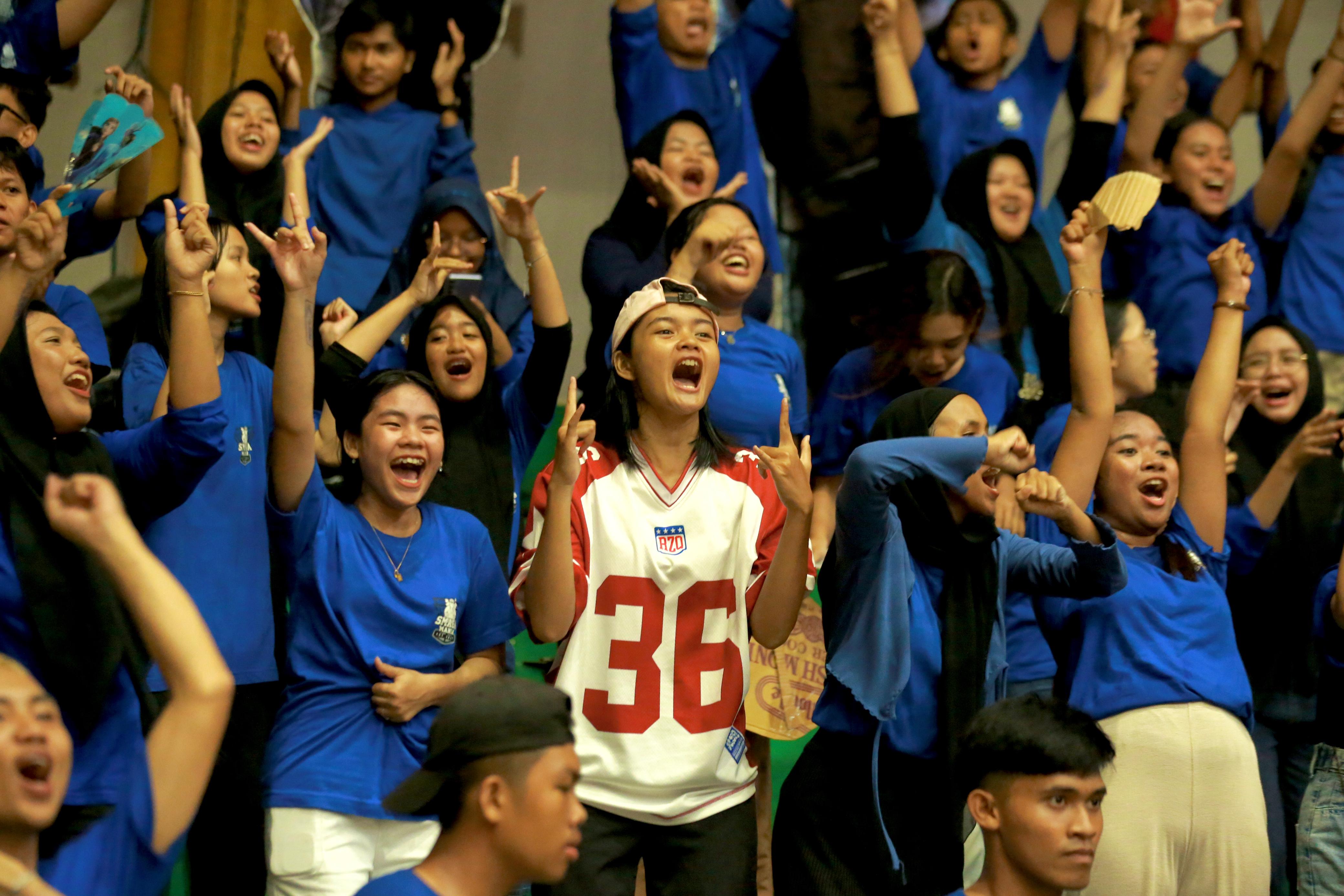 GEREGETAN:Eksptresi para supporter di laga SMAN 3 Banjarmasin vs SMKN 3 Banjarmasin, Selasa (13/8/2024) malam.(Foto:Idris Jian Sidik/Radar Banjarmasin)