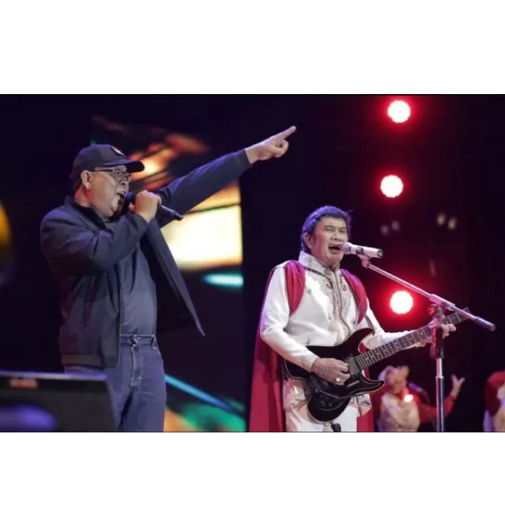 RAJA DANGDUT: Rhoma Irama dan Gubernur Kalsel, Sahbirin Noor saat konser tahun lalu di hari jadi Provinsi Kalsel ke-73 tahun lalu.|Foto: Biro Adpim Pemprov