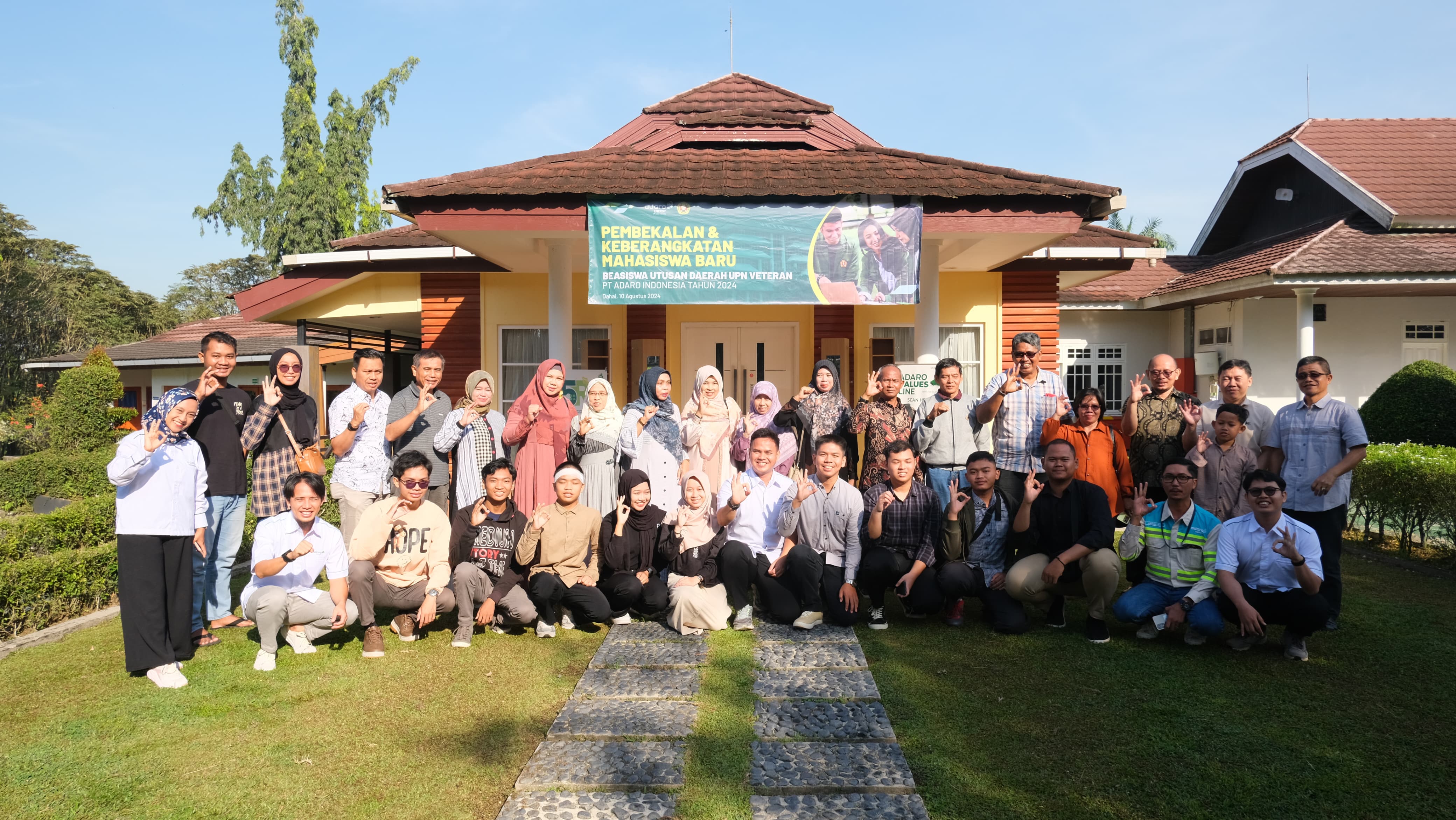 FOTO BERSAMA : Orang tua dan sembilan mahasiswa penerima BUD UPN Yogyakarta dan jajaran Adaro berpose bersama.