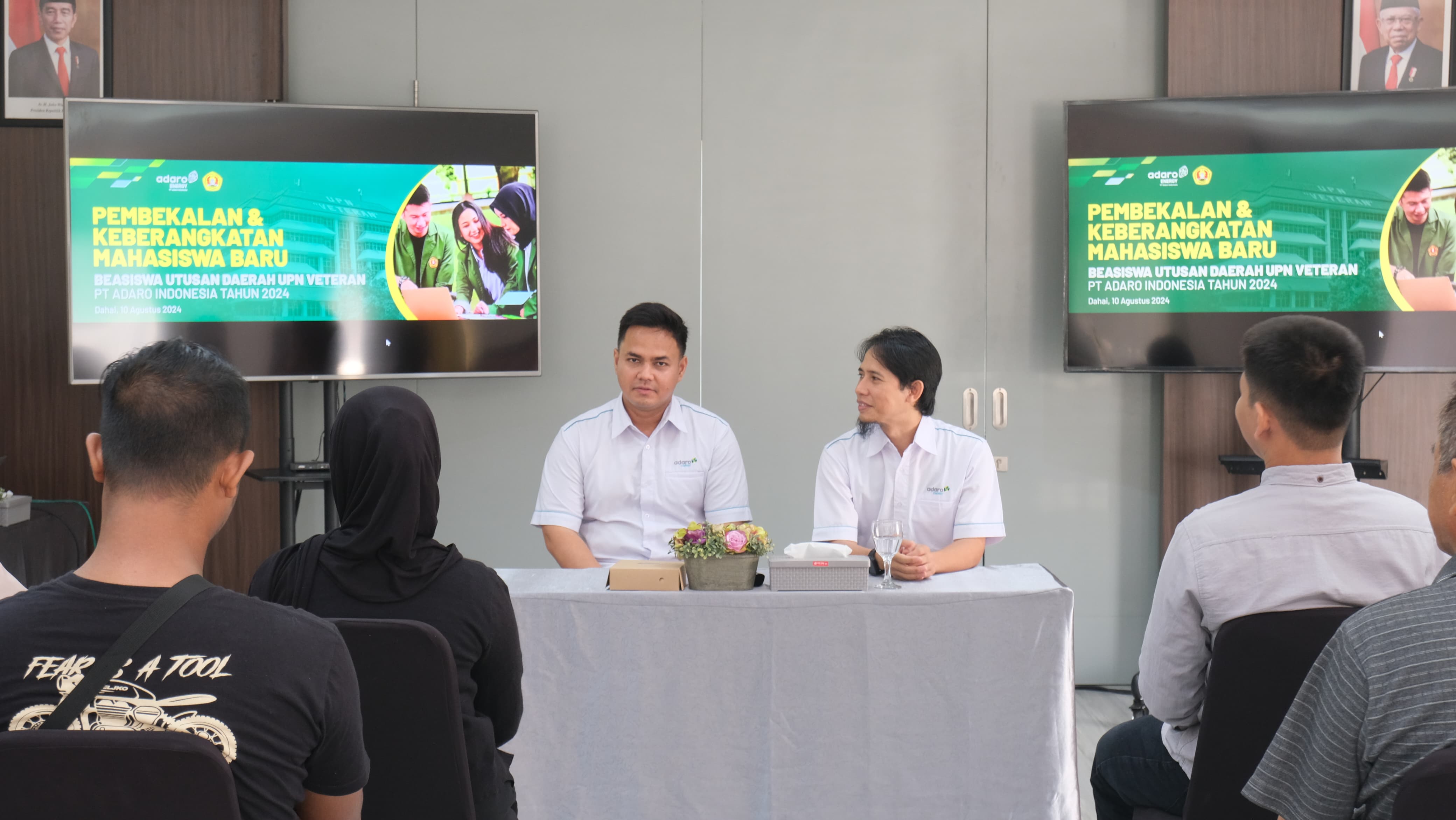 MENYEMANGATI : Herman Baihaqi, CSR Supervisor Adaro memberikan motivasi kualiah bagi mahasiswa penerima beasiswa didampingi Aan Nurhadi, CSR Section Head Adaro.