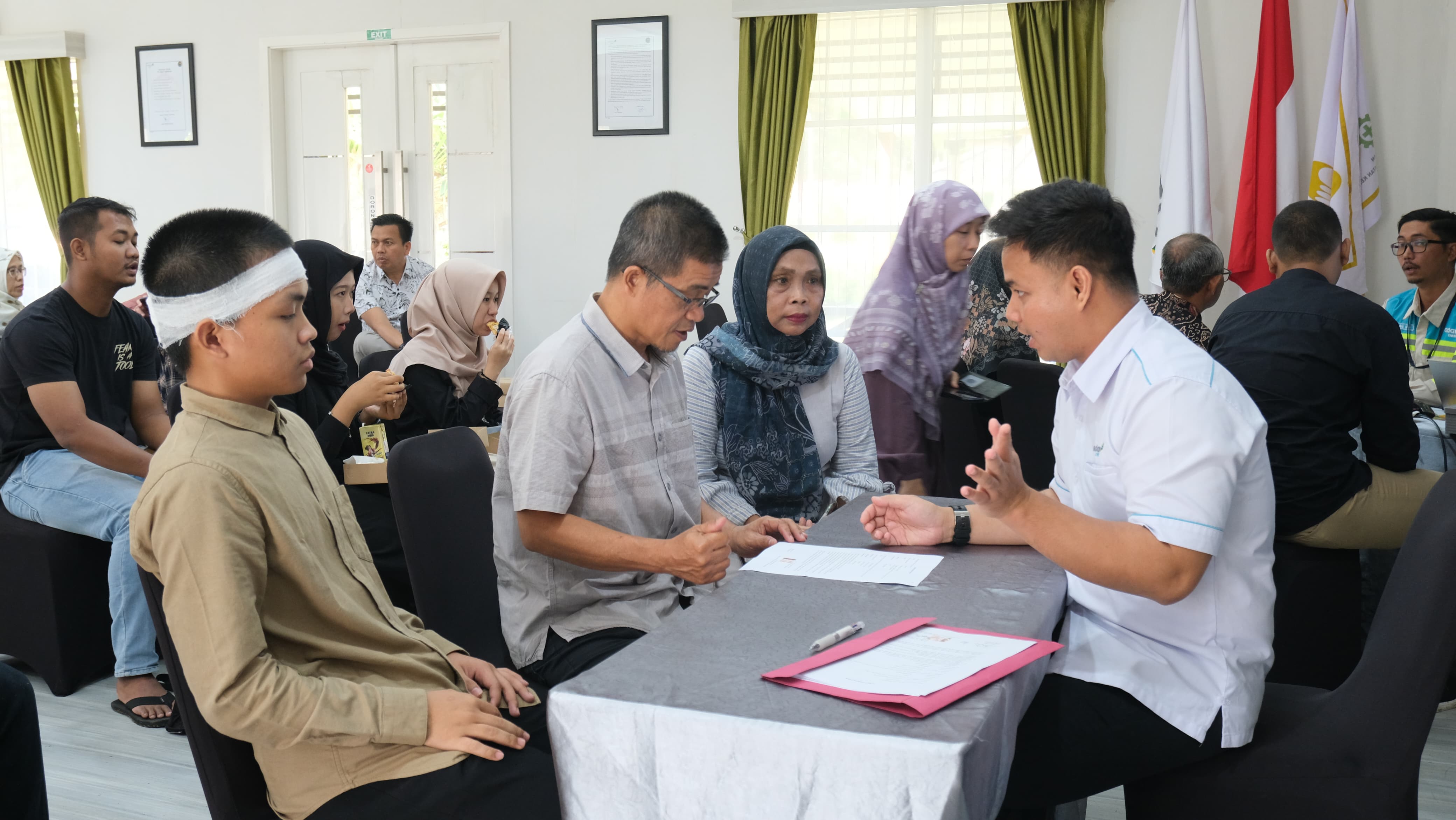 SEMANGAT : Para orang tua mahasiswa peraih BUD UPN Yogyakarta dan Adaro menandatangani kesepakatan untuk memberangkatkan anaknya kuliah di hadapan Aan Nurhadi, CSR Section Head Adaro.