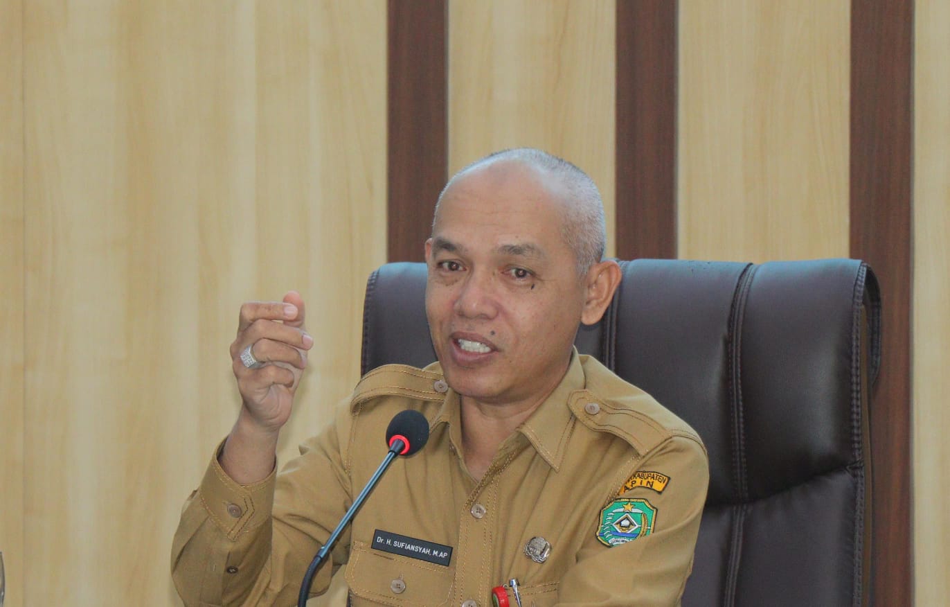MEMIMPIN RAPAT: Sekda Tapin Sufiansyah memimpin rapat koordinasi terkait pelaksanaan 17 Agustus.