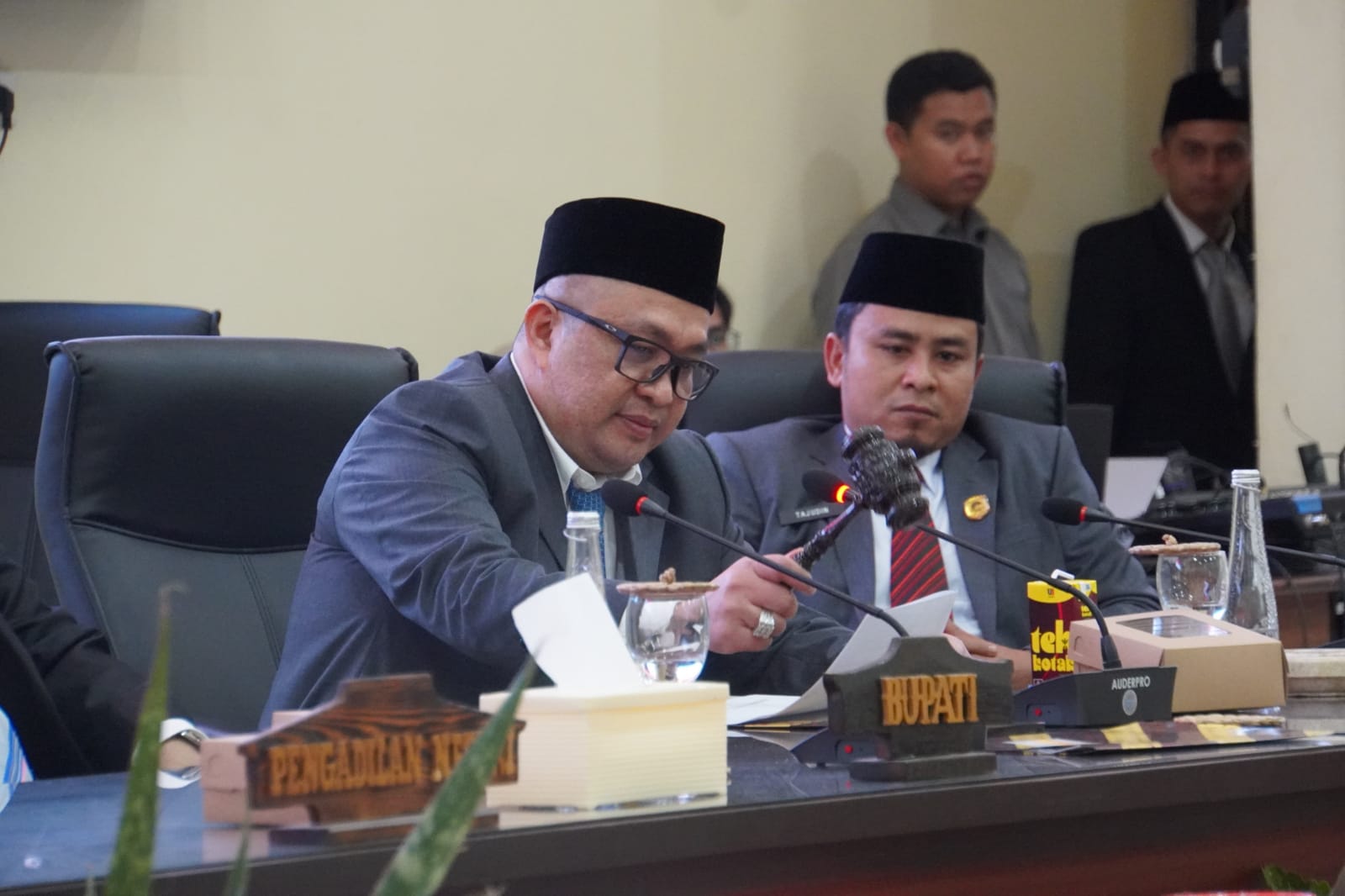 PIMPINAN SEMENTARA: Hendra Suriadi (kiri) dan Tajudin (kanan) pimpinan DPRD HST periode 2024-2029 sementara.