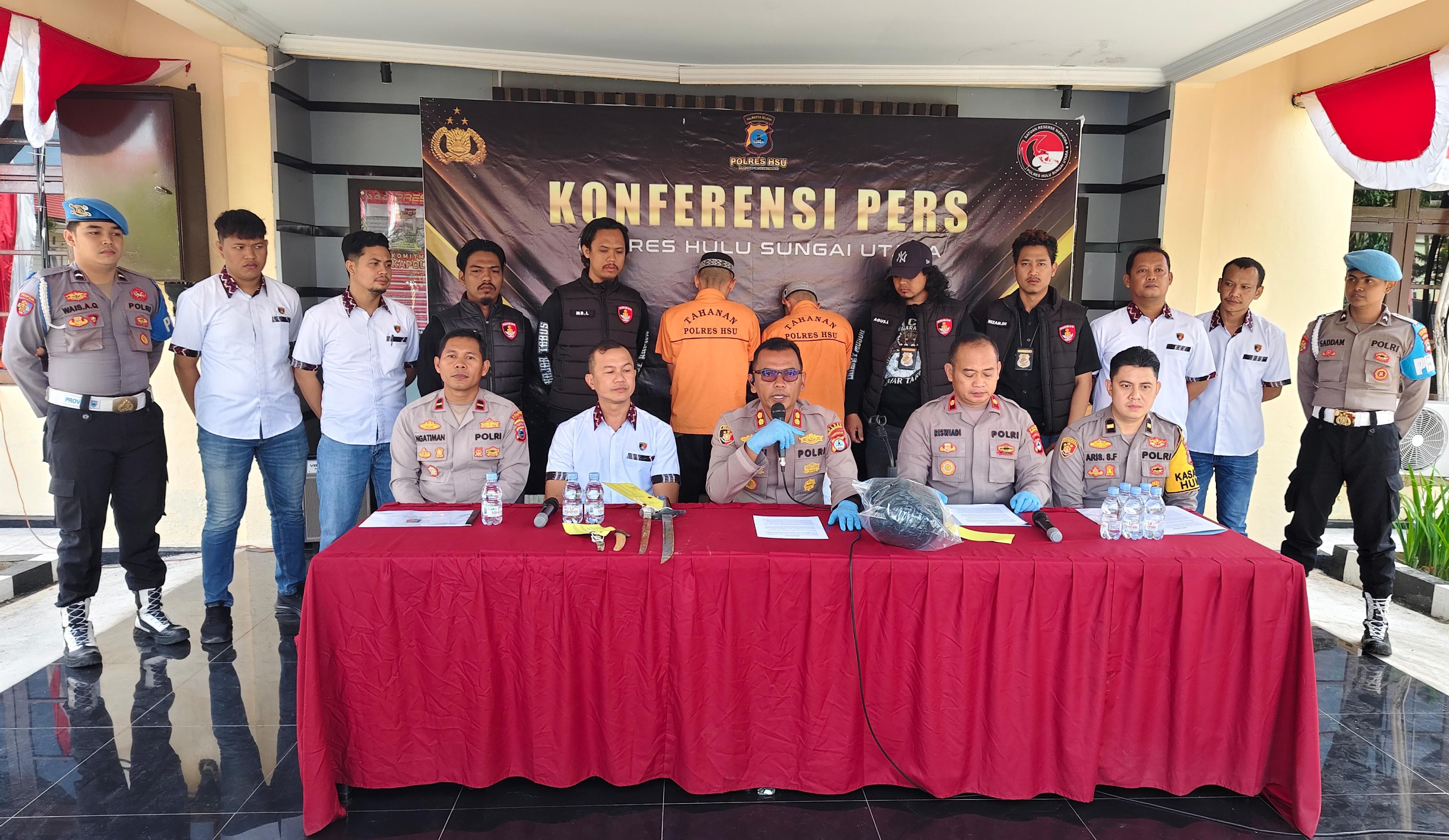 KONPERS: Kapolres HSU AKBP Meilki Bharata saat konferensi pers di teras markas Polres HSU, dengan menghadirkan dua tersangka J dan M, Selasa (13/8).