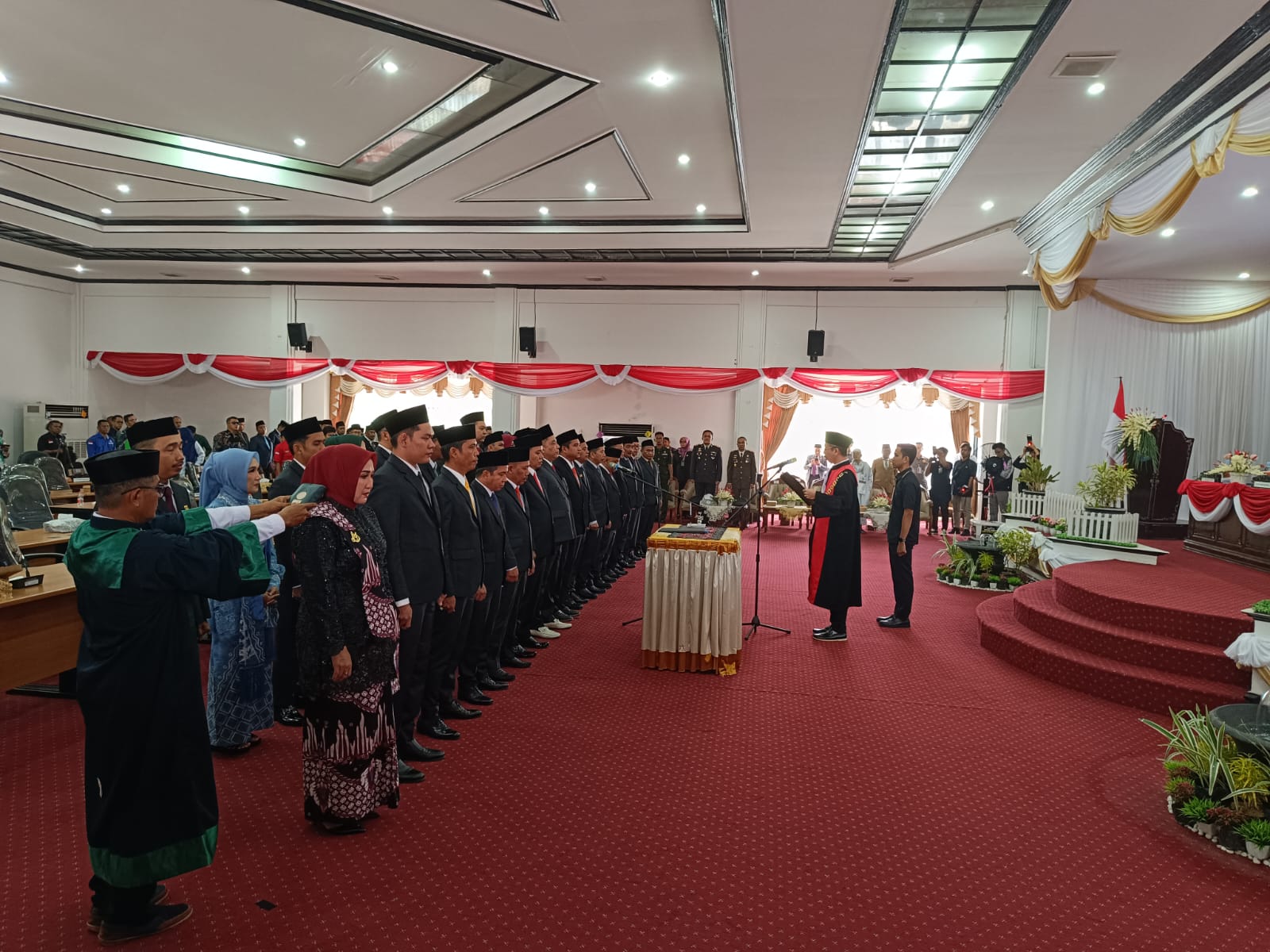 PELANTIKAN : 30 anggota DPRD HSS periode 2024-2029 ddilantik dan diambil sumpahnya. FOTO SALAHUDIN/RADAR BANJARMASIN