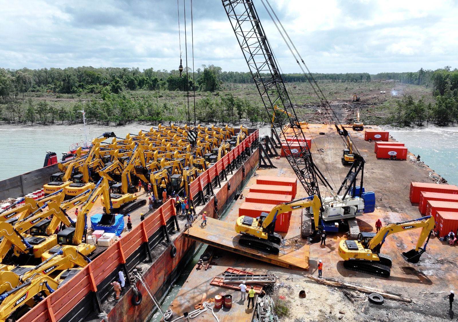 Sebanyak 264 unit excavator kembali didatangkan owner Jhonlin Group, H Syamsuddin Andi Arsyad atau Haji Isam ke Merauke, Papua Selatan untuk project cetak sawah 1 juta hektar.