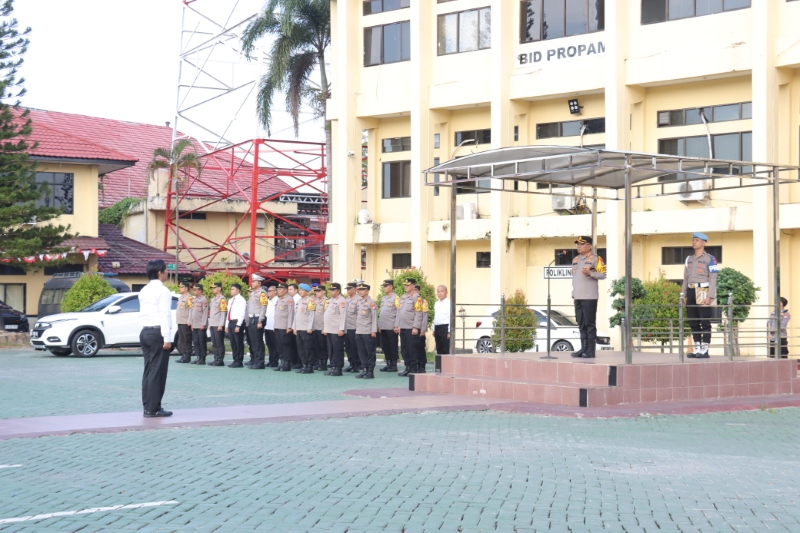 PERDANA: Kapolresta Banjarmasin Kombes Pol Cuncun Kurniadi menggelar upacara pertama di mako di Jalan S Parman, Banjarmasin Tengah, Senin (12/8).