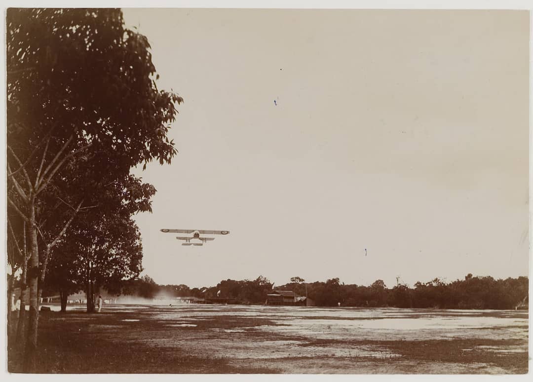 Pesawat Caudron G-III dengan pilot dari Prancis, Etienne Poulet di lapangan udara Bandjermasin (Sungai Tabuk) tahun 1920.