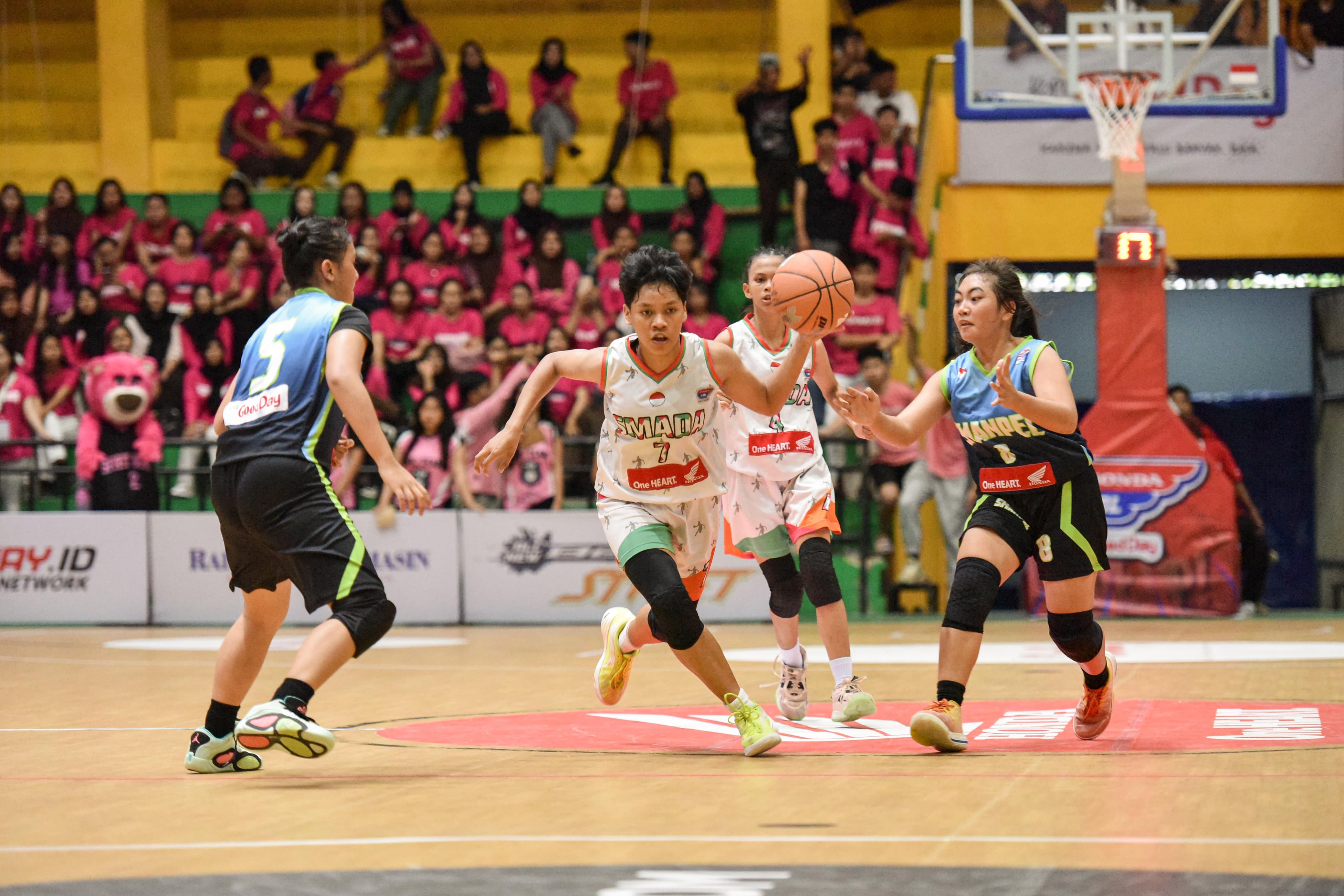 PENUH PERSAINGAN:Suasana pertandingan fantastic four Honda DBL with Kopi Good Day 2024 South Kalimantan kategori putri di GOR Hasanuddin HM, Banjarmasin.(Foto:M Idris Jian Sidik/Radar Banjarmasin)
