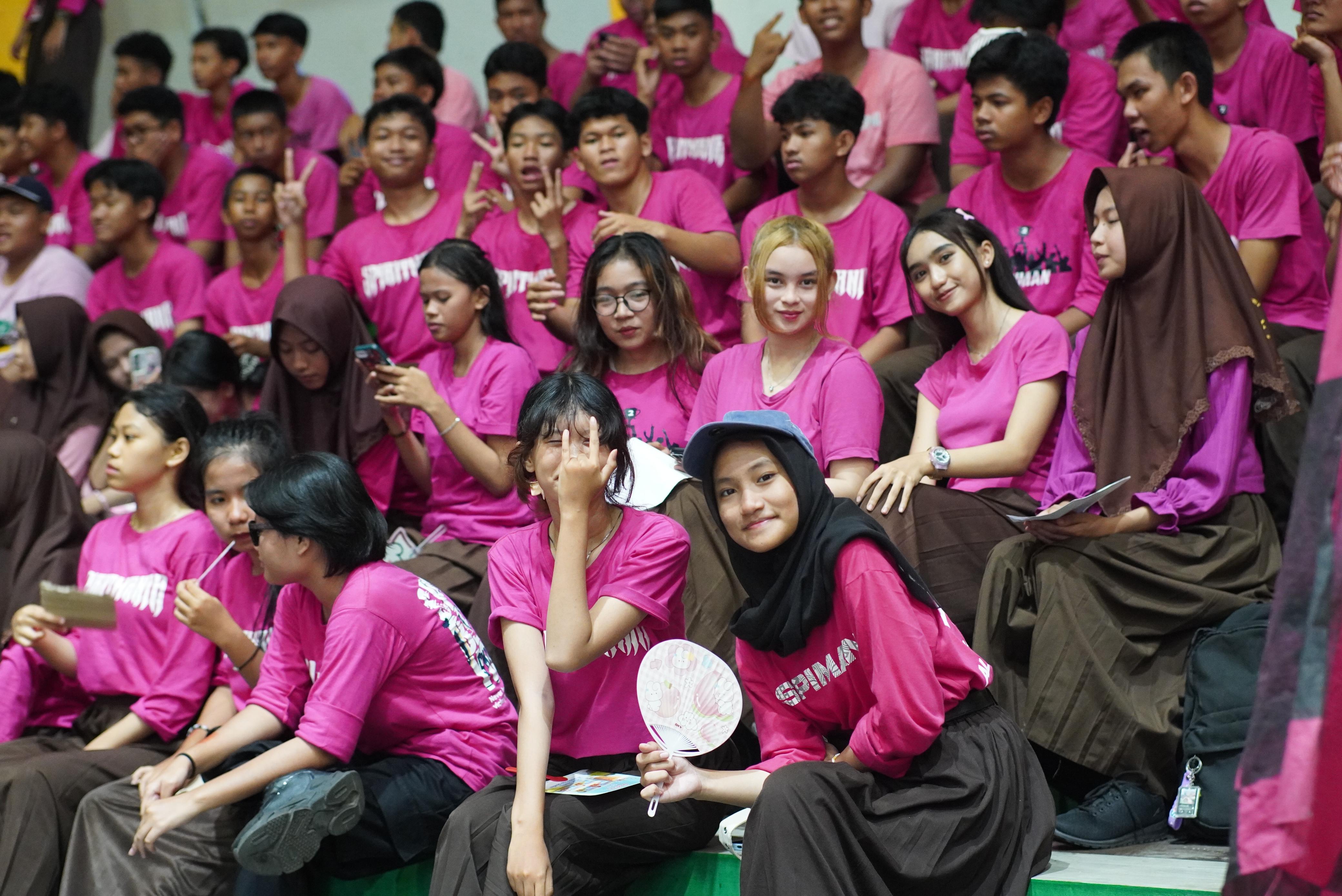 CANTIK:Supporter SMAN 2 Banjarmasin, Spiman yang selalu setia hingga pertandingan berakhir.(Foto:M Idris Jian Sidik/Radar Banjarmasin)