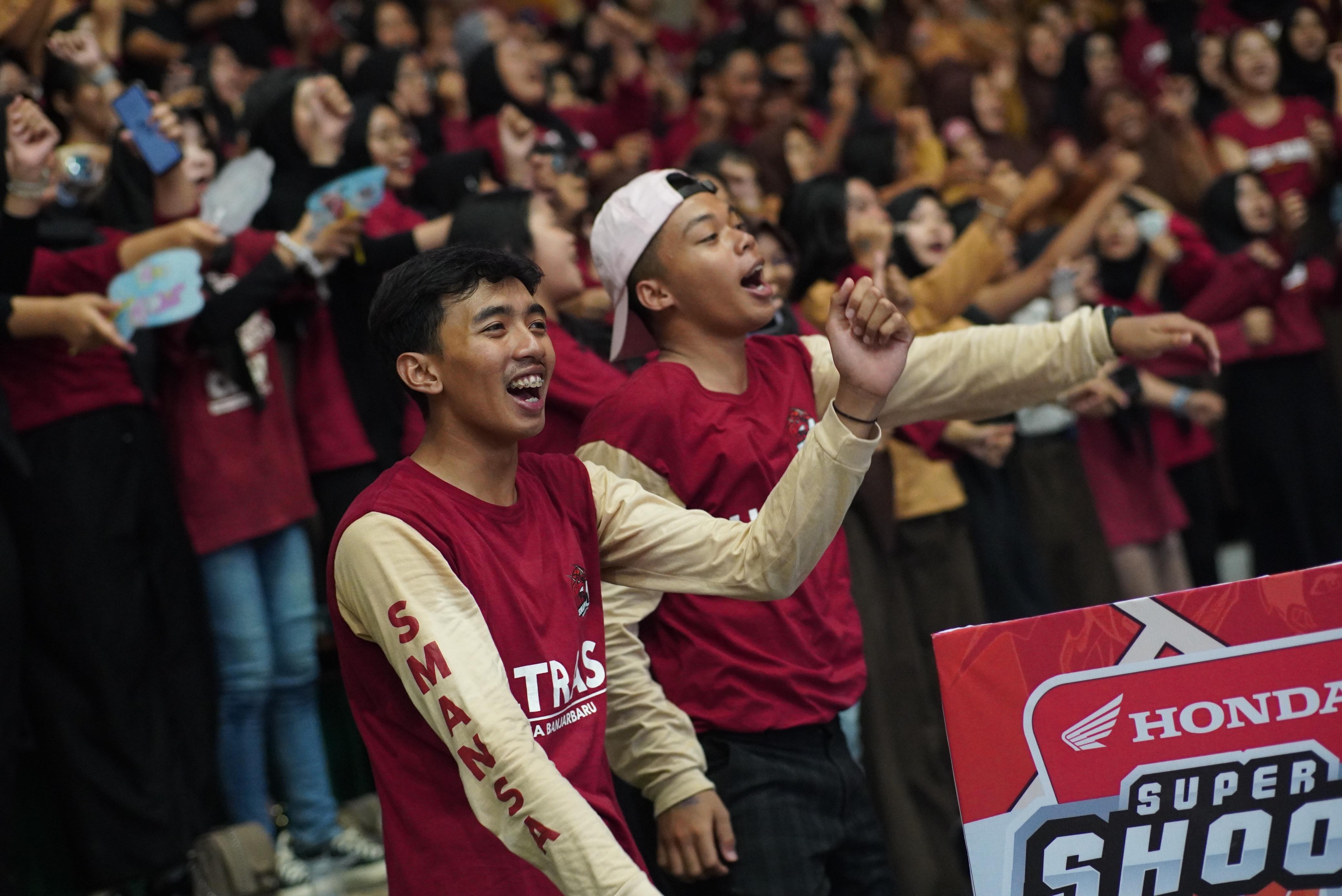 SEMANGAT:Ultras Smansa Banjarbaru tampil heboh menyemangati tim basket sekolahnya.(Foto:M Idris Jian Sidik/Radar Banjarmasin)