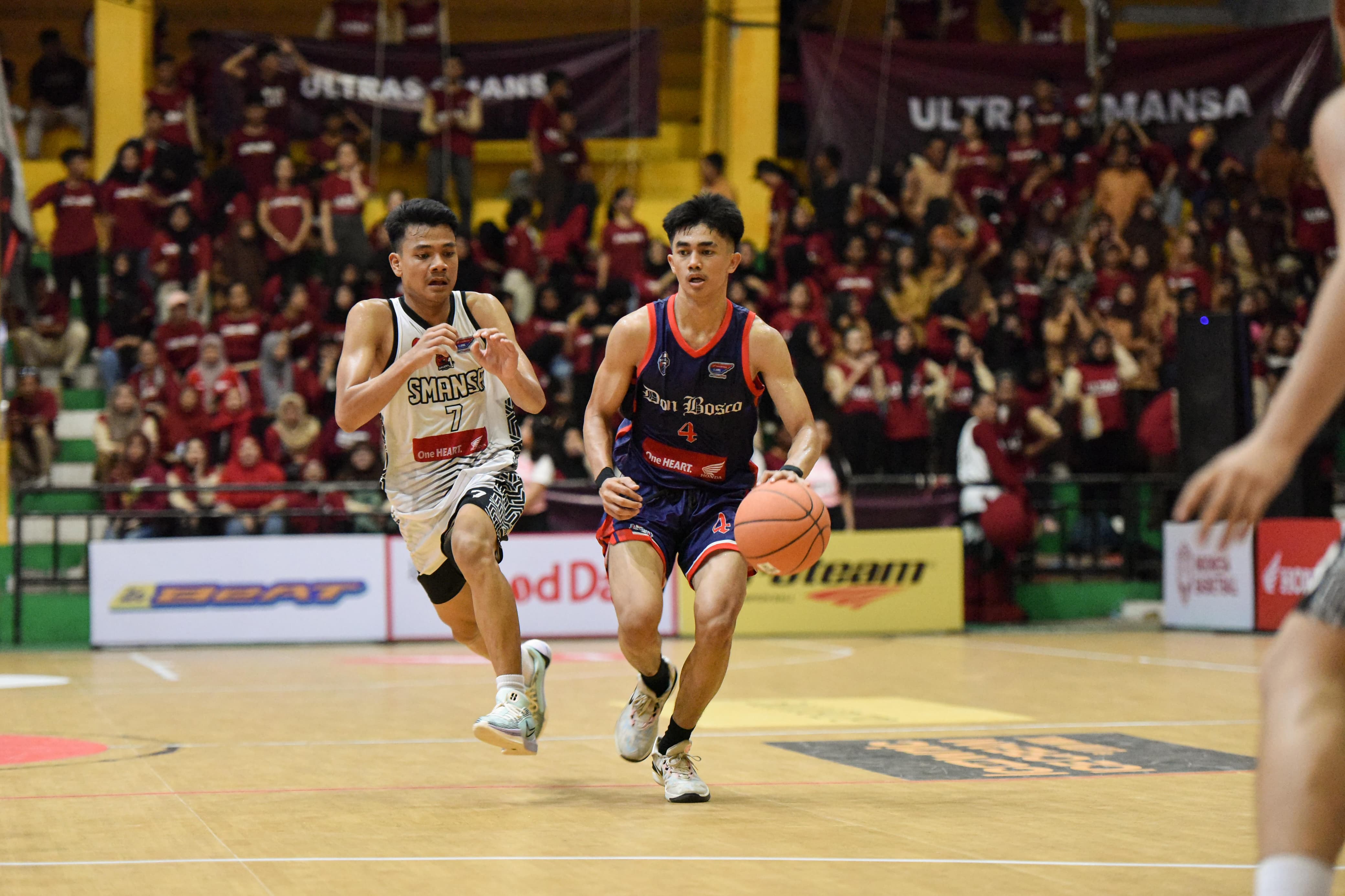 SENGIT:Pertandingan fantastic four Honda DBL with Kopi Good Day 2024 South Kalimantan kategori putra di GOR Hasanuddin HM, Banjarmasin.(M Idris Jian Sidik)