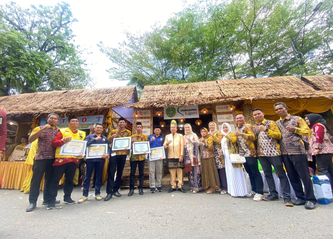 MEMBANGGAKAN: Pj Bupati Tapin Muhammad Syarifuddin bersama istri dengan pengurus karang taruna yang berprestasi di hari jadi Provinsi Kalsel. (Foto: Karang Taruna Tapin)