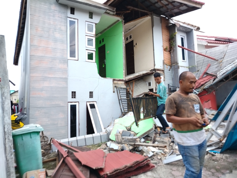 AMBRUK: Indekos 15 pintu di Kompleks Malkon Temon Jalur II ambruk pada Selasa (13/8) pukul 9 pagi. Tidak ada korban jiwa atau luka dalam peristiwa itu
