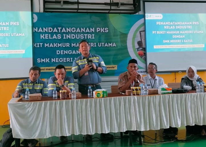 SAMBUTAN: People Service & Relation General Manager Kusumo Wicaksono mewakili direksi Head Office PT BUMA.