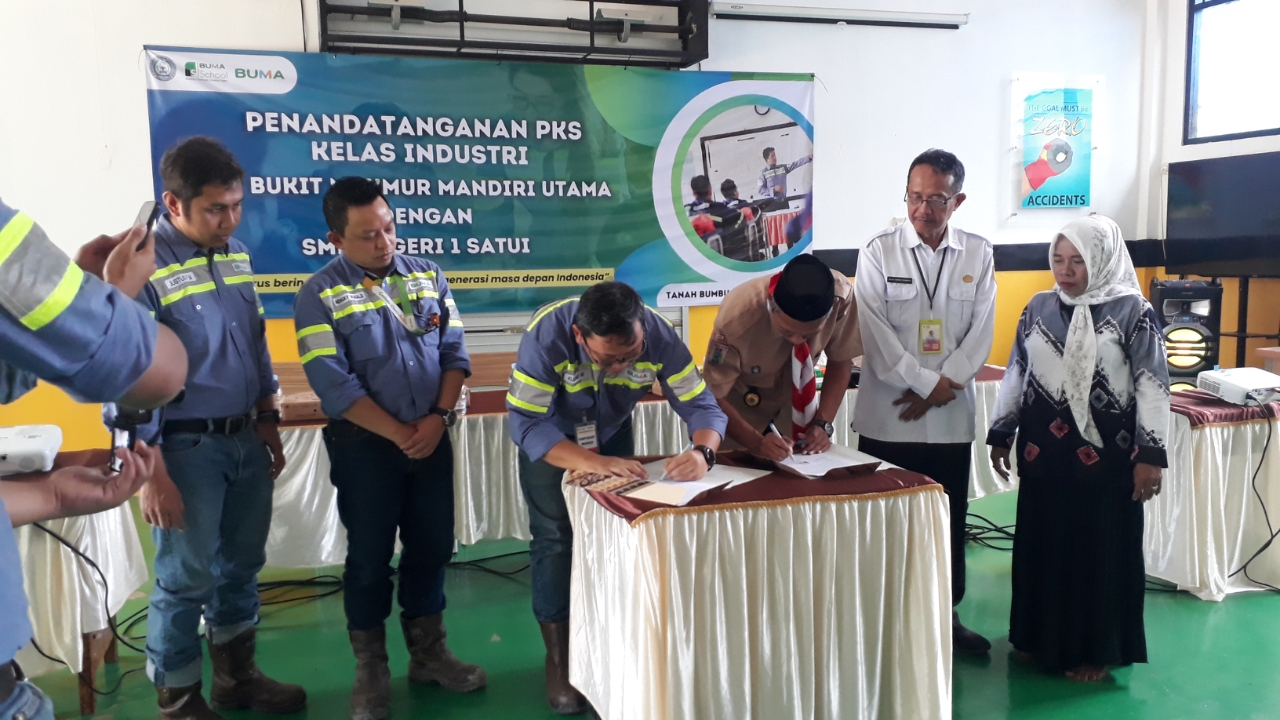 MoU: Penandatanganan PKS/MoU antara SMKN 1 Satui dengan PT BUMA disaksikan Perwakilan Disdik Kalsel dan Komite Sekolah.
