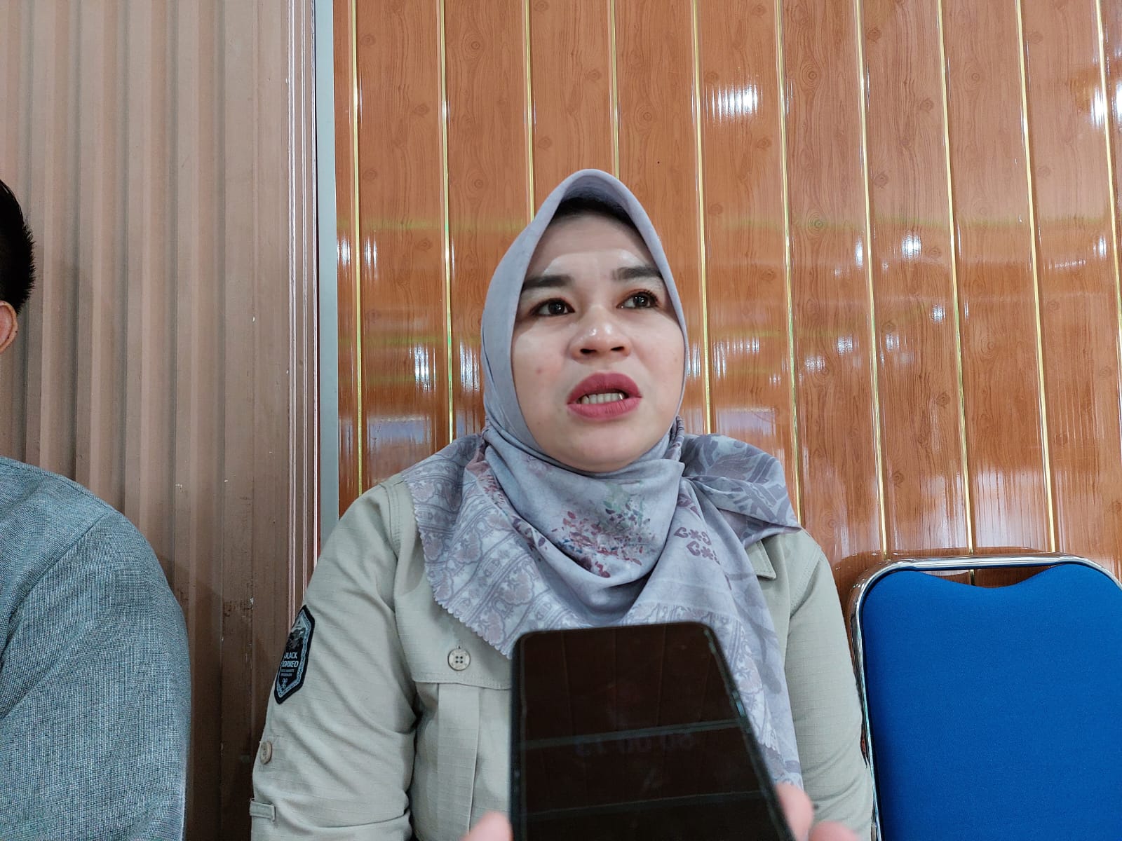 SAMPAIKAN: Ketua Bawaslu HST, Nurul Huda saat diwawancarai Radar Banjarmasin. (Foto: Jamaluddin/Radar Banjarmasin)