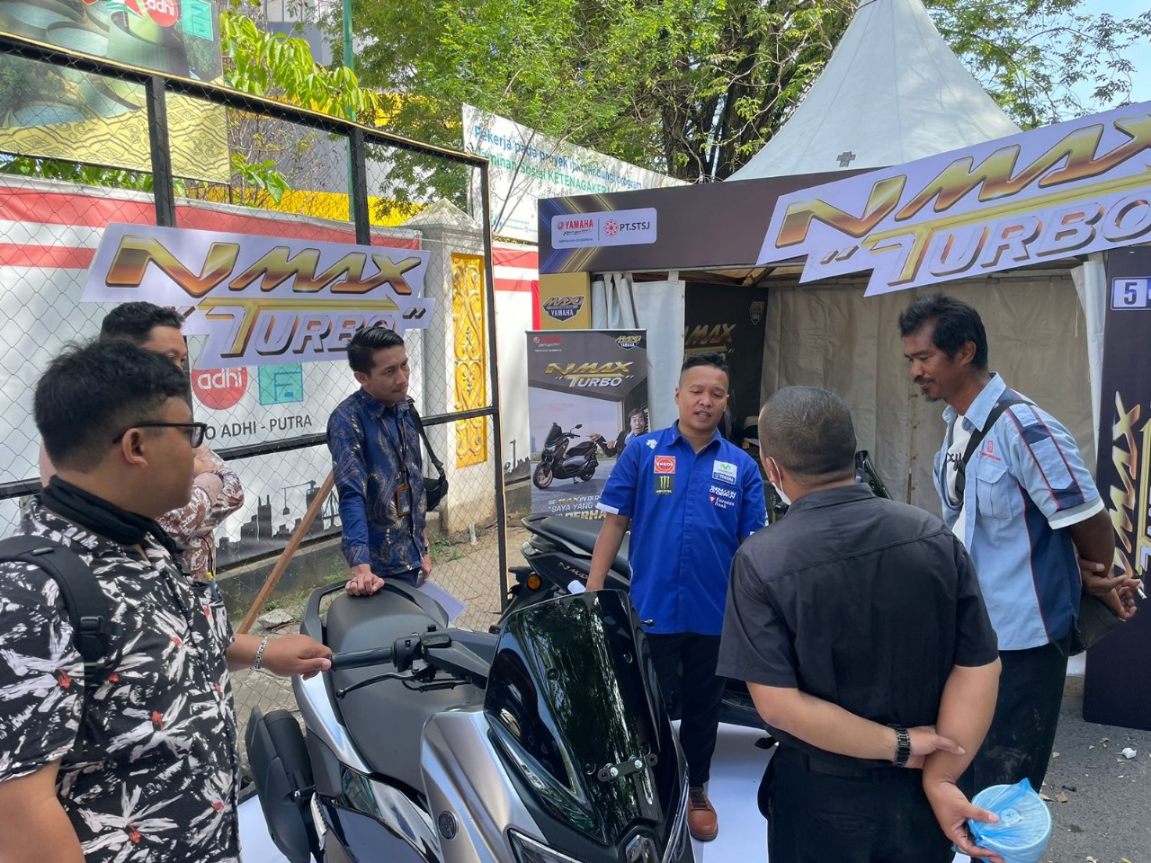 PRODUK TERBARU:Booth Yamaha hadir di Festival Wisata Budaya Pasar Terapung, Kawasan Nol Kilometer Banjarmasin, 14-17 Agustus 2024.