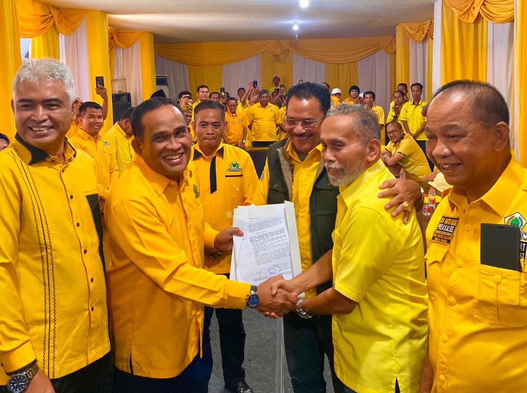 MOMEN:Ketua DPD Golkar HSU, Sahrujani didampingi Hero Setiawan atau Iwan Alabio menerima SK Dukungan Partai Golkar maju Pilkada HSU.(Foto:DPD Golkar HSU/Radar Banjarmasin)