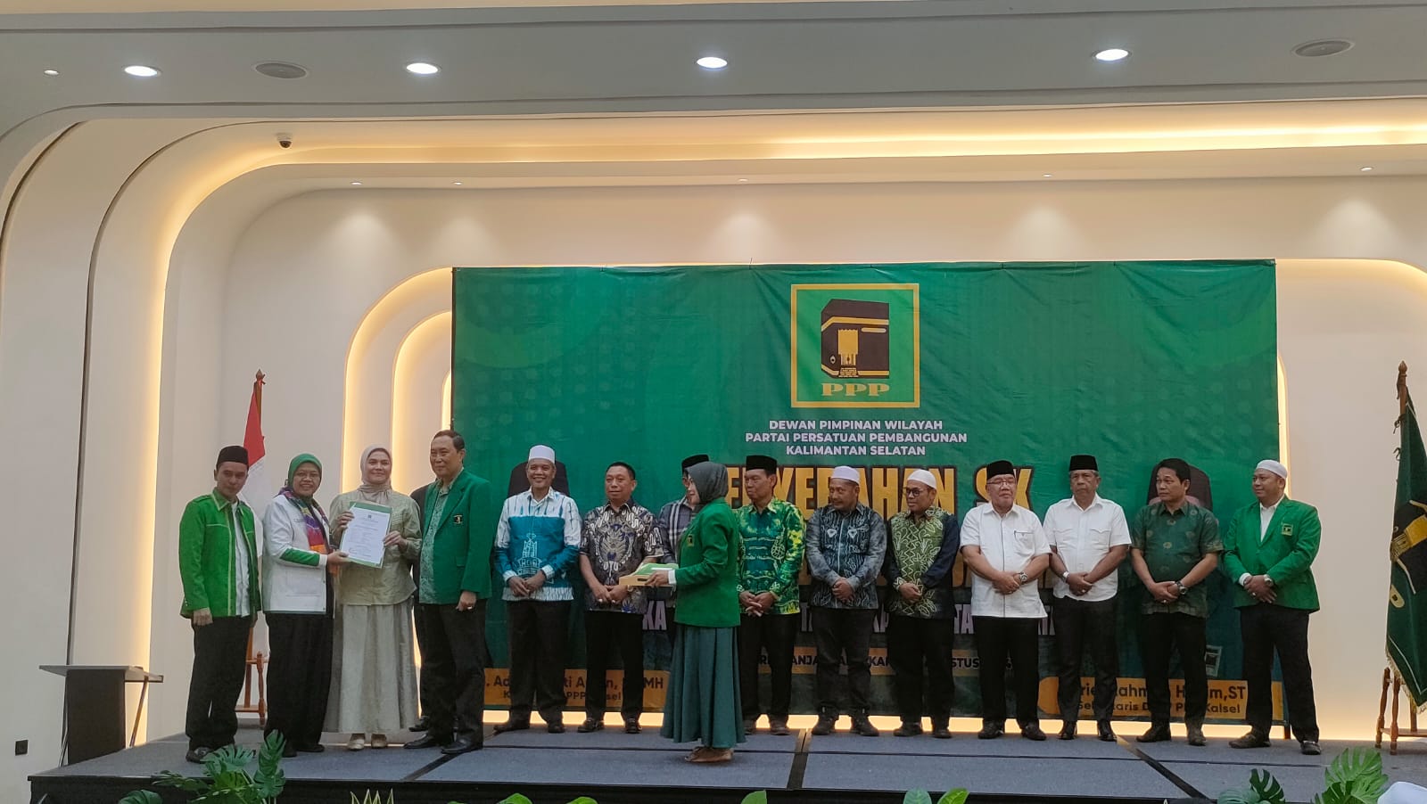 SK DUKUNGAN:DPP PPP Memberikan SK dukungan kepada para Bakal Calon Kepala Daerah (Bacakada) di Kalsel di Aeris Hotel, Kamis (15/8/2024) petang.(Foto:Sheilla Farazela/Radar Banjarmasin)