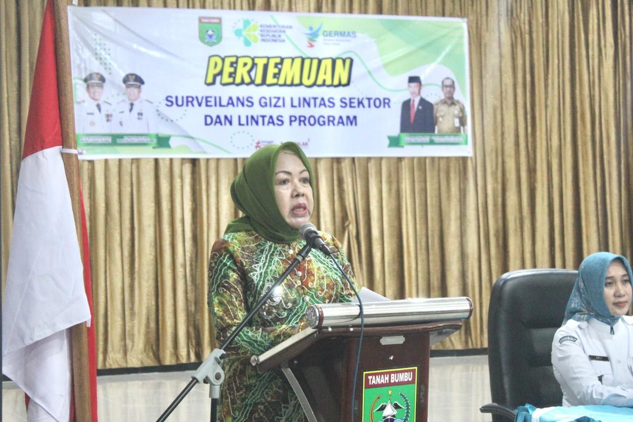 SAMBUTAN: Ketua Tim Percepatan Penurunan Stunting (TPPS) Tanah Bumbu, Wahyu Windarti, memberi sambutan saat Surveilans Gizi Lintas Sektor dan Program di Gedung TP PKK Kapet Tanah Bumbu, Rabu (14/8). -