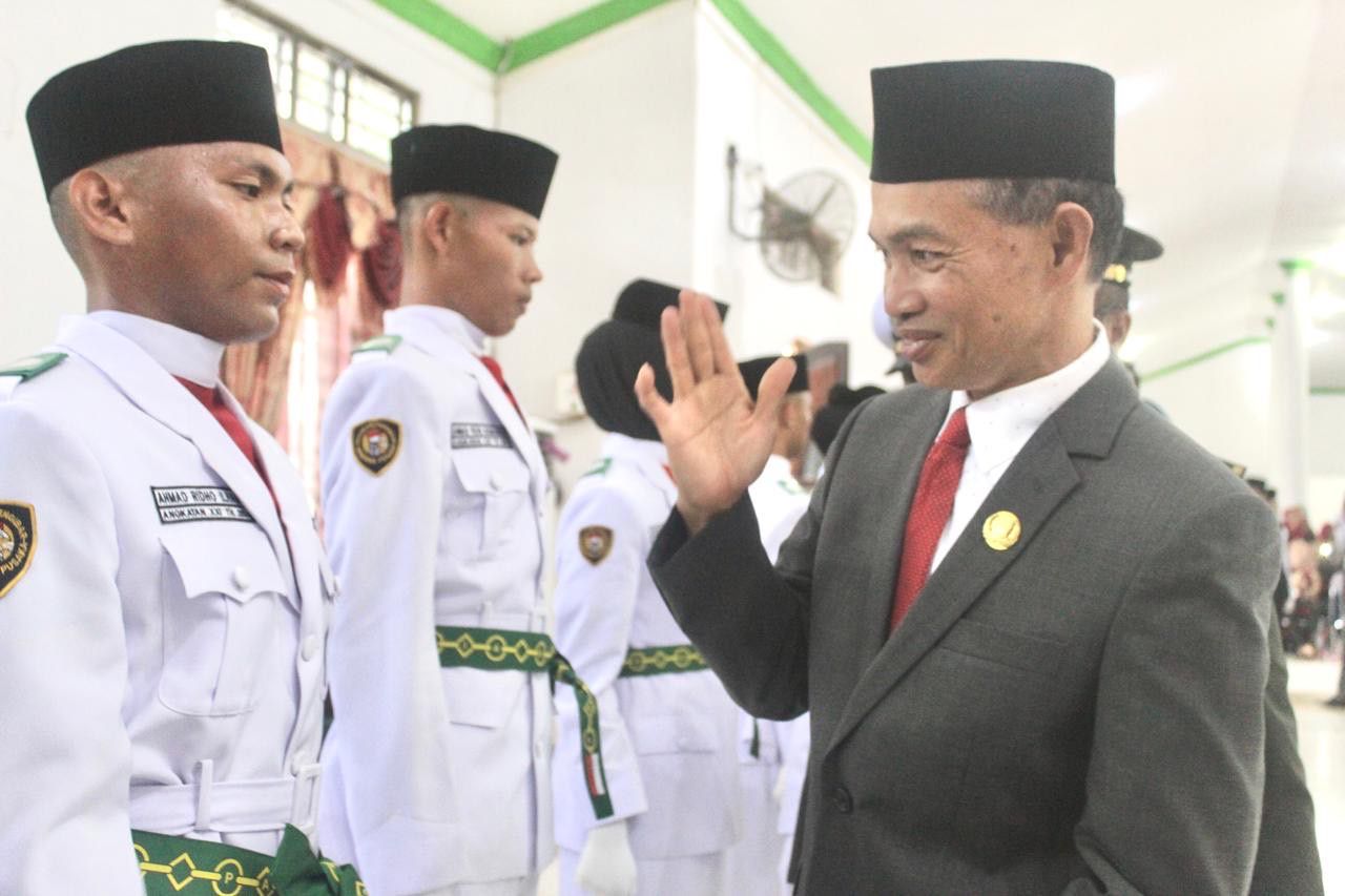 PENGUKUHAN: Paskibraka Kabupaten Tanah Bumbu 2024 dikukuhkan di Gedung Mahligai Kapet, Kecamatan Simpang Empat, Tanah Bumbu, pada Kamis (15/8). - MC TANAH BUMBU