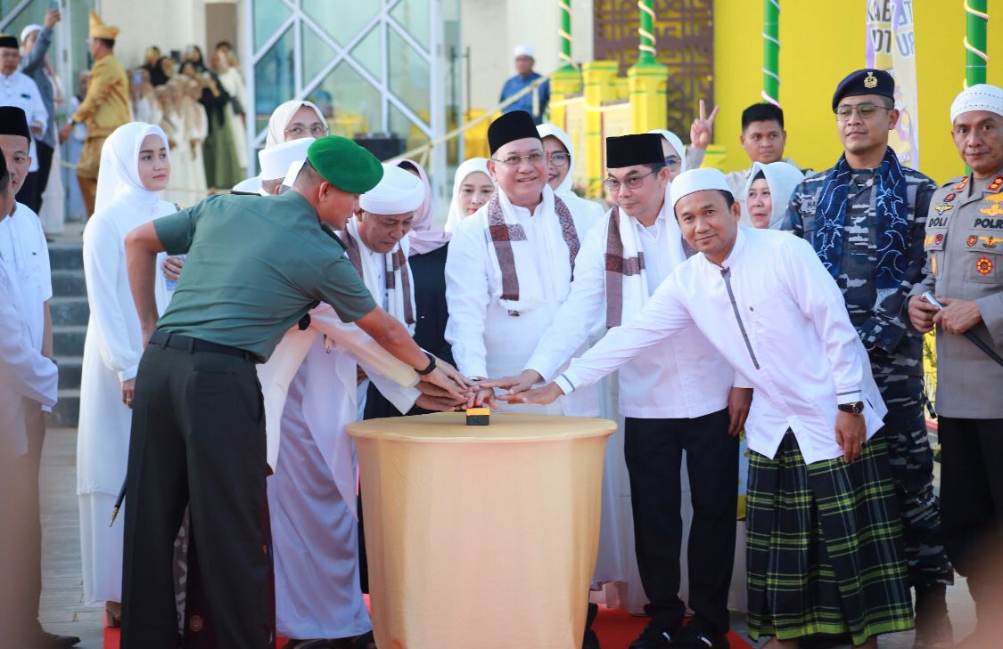 DIRESMIKAN: Didampingi Wabup Bang Arul, Habaib dan Forkopimda Bupati Kotabaru H Sayed Jafar memencet tombol sirine tanda diresmikannya Masjid Kapal Pesiar di Siring Laut Kotabaru.