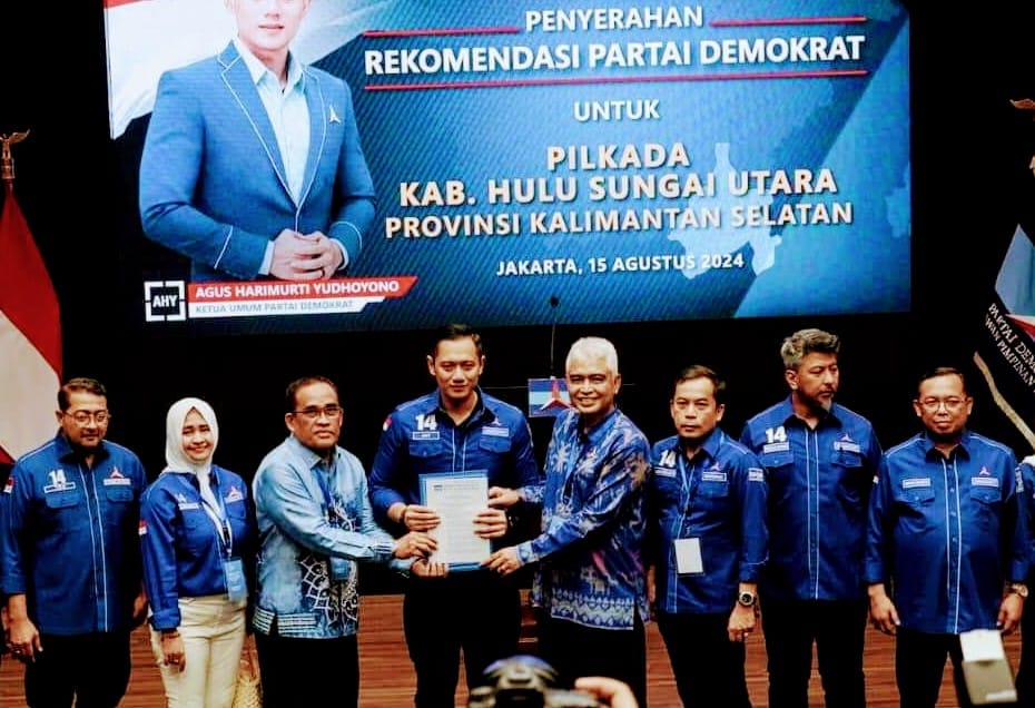 DUKUNGAN: H Sahrujani dan Hero Setiawan mendapat dukungan dari Partai Demokrat dan diserahkan Ketua Umum Partai Demokrat AHY di Jakarta, Kamis (15/8/2024). (Foto:Sahrujani untuk Radar Banjarmasin)