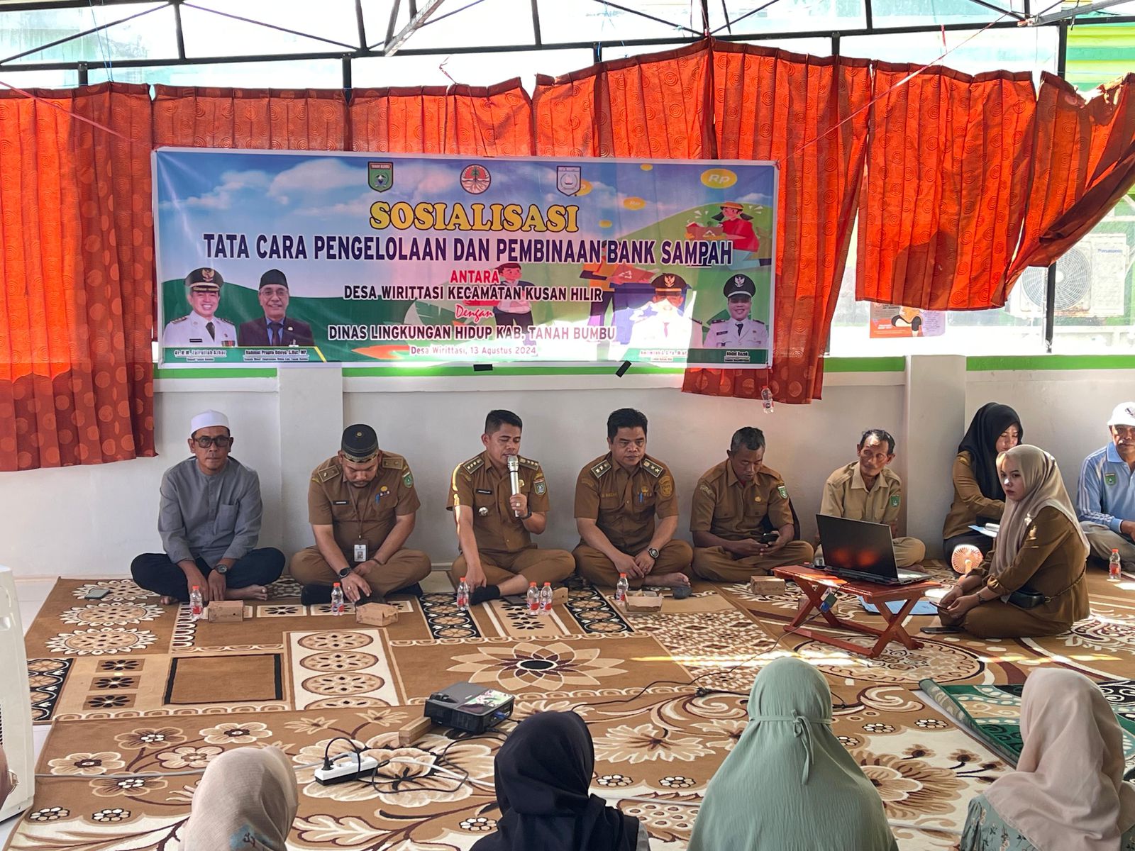 SOSIALISASI: Dinas Lingkungan Hidup (DLH) Kabupaten Tanah Bumbu dan Desa Wiritasi menggelar sosialiasi tata cara pengelolaan dan pembinaan bank sampah, Selasa (13/8).